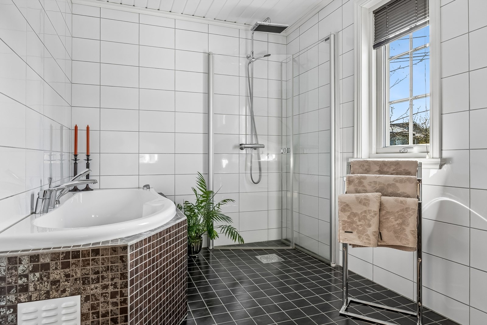 Badet i første etasje ble oppgradert i 2014 og er utstyrt med både dusjhjørne med innfellbare dører og et innfliset boblebad. Galleribilde