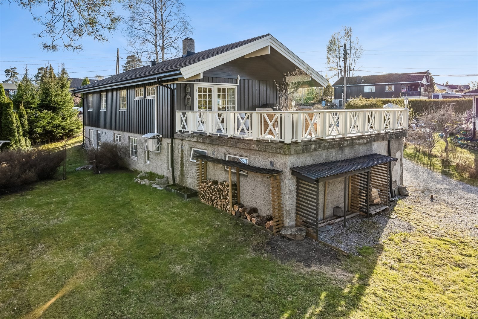 Fra stuen er det utgang til en nordvendt altan på hele 45 m². Et flott, utvidet uterom over garasjen. Galleribilde