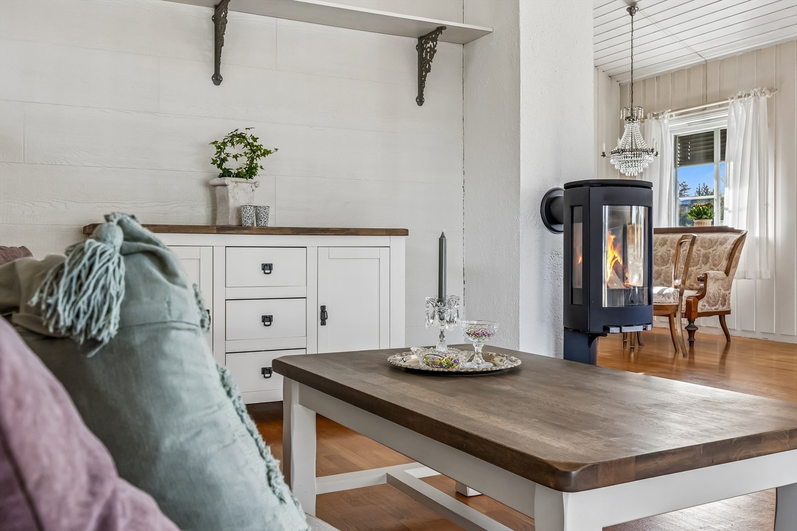 En vedfyrt peisovn sørger for ekstra varme og hygge. Boligen har også en luft-til-luft varmepumpe. Galleribilde
