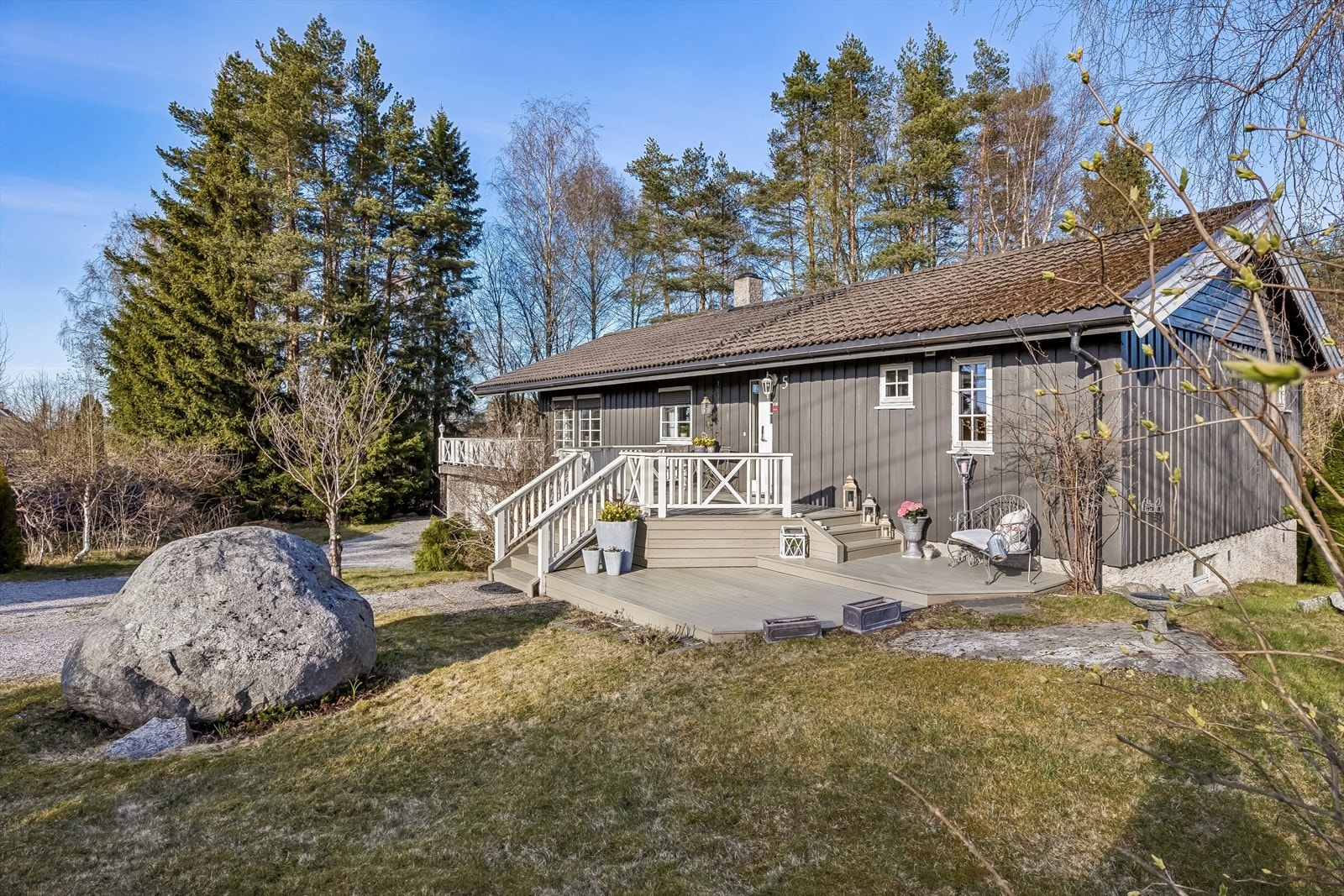 En innholdsrik enebolig fra 1980 med integrert dobbeltgarasje, opparbeidet tomt og gruslagt kjørsel. Galleribilde