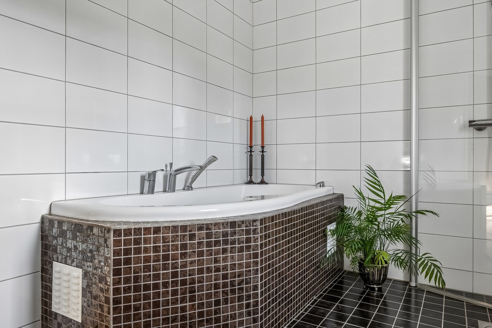 Detalj fra det flislagte, innmurte boblebadet. Galleribilde