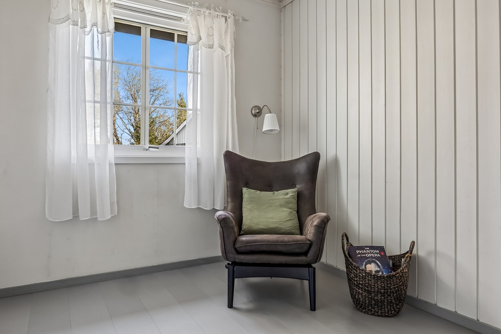 Soverom 2 i 1. etasje har god plass for variert møblering. Galleribilde