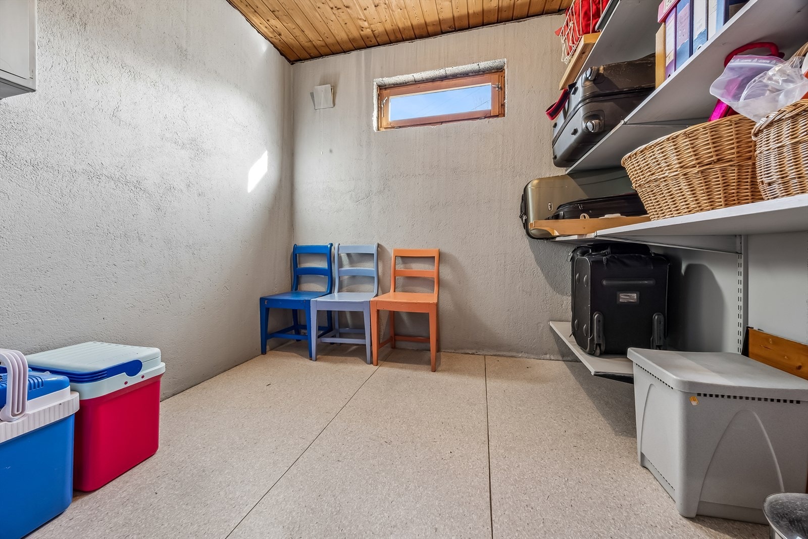 Boligen har rikelig med lagringsplass, med flere boder i kjelleren i tillegg til et kaldtloft. Galleribilde