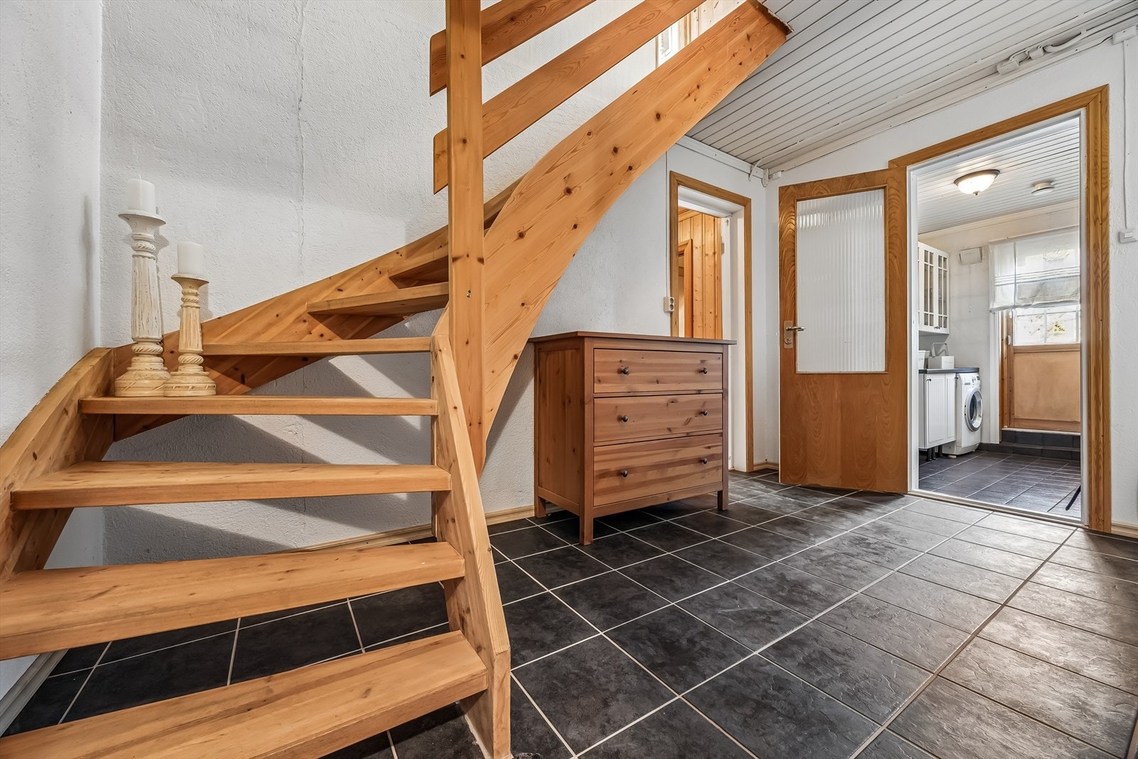 Tretrapp mellom hovedplan og kjeller. Fra hallen i kjelleren er det adkomst til vaskerom og boder. Galleribilde