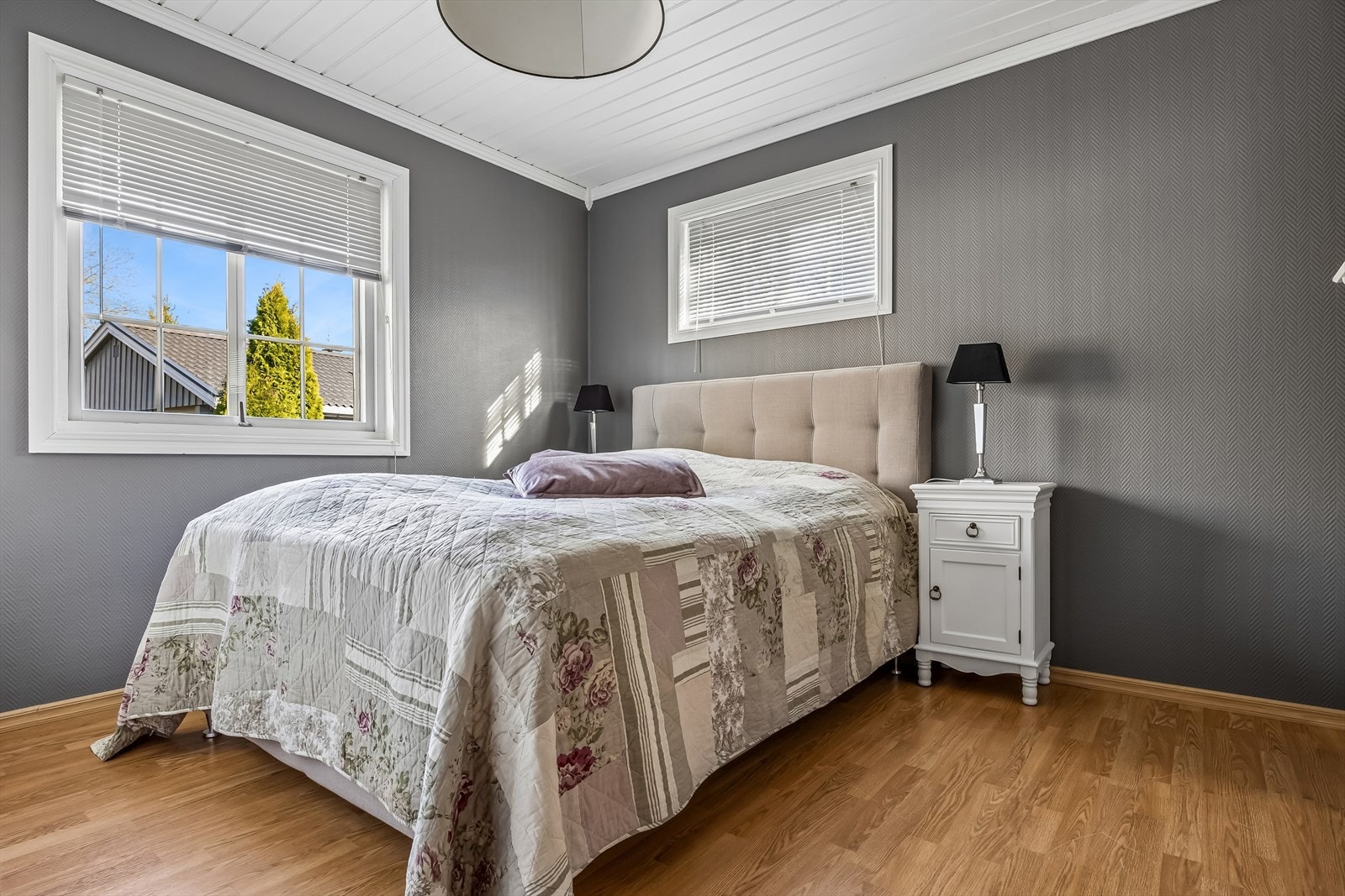 Ett av to soverom i hovedetasjen, med plass til dobbeltseng og romslig garderobeløsning. Galleribilde