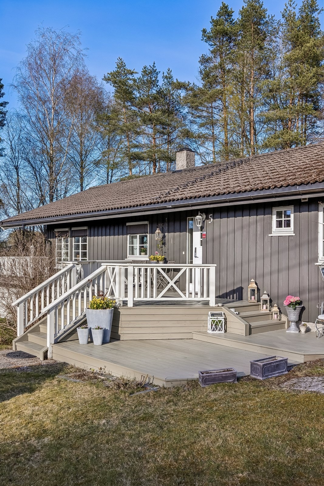 Adkomst til boligen via en vestvendt terrasse i tre. Galleribilde