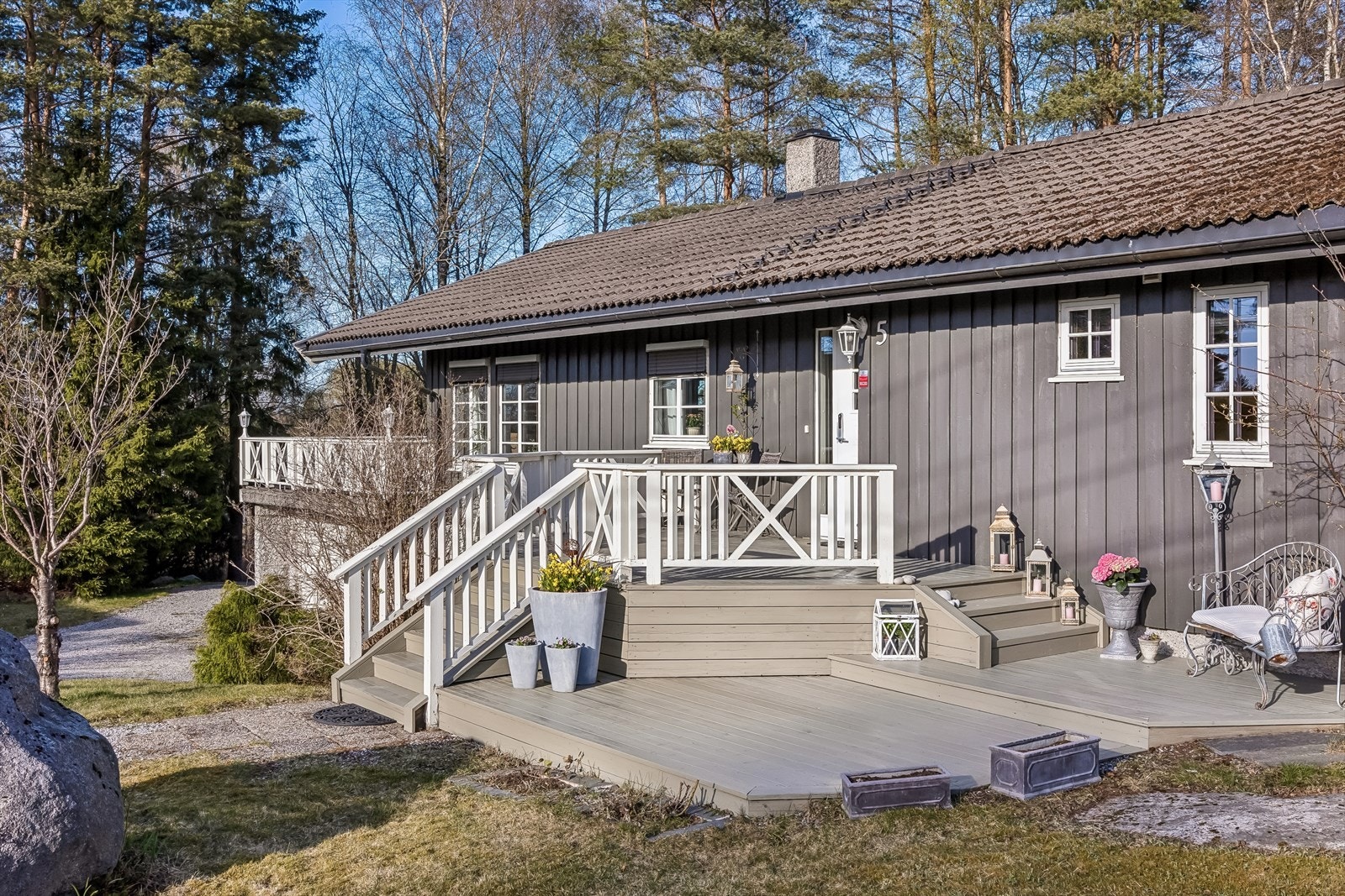 Eiendommen ligger i et rolig nabolag på Fjellfoten, med Fjellfoten skole kun minutters gange unna. Galleribilde