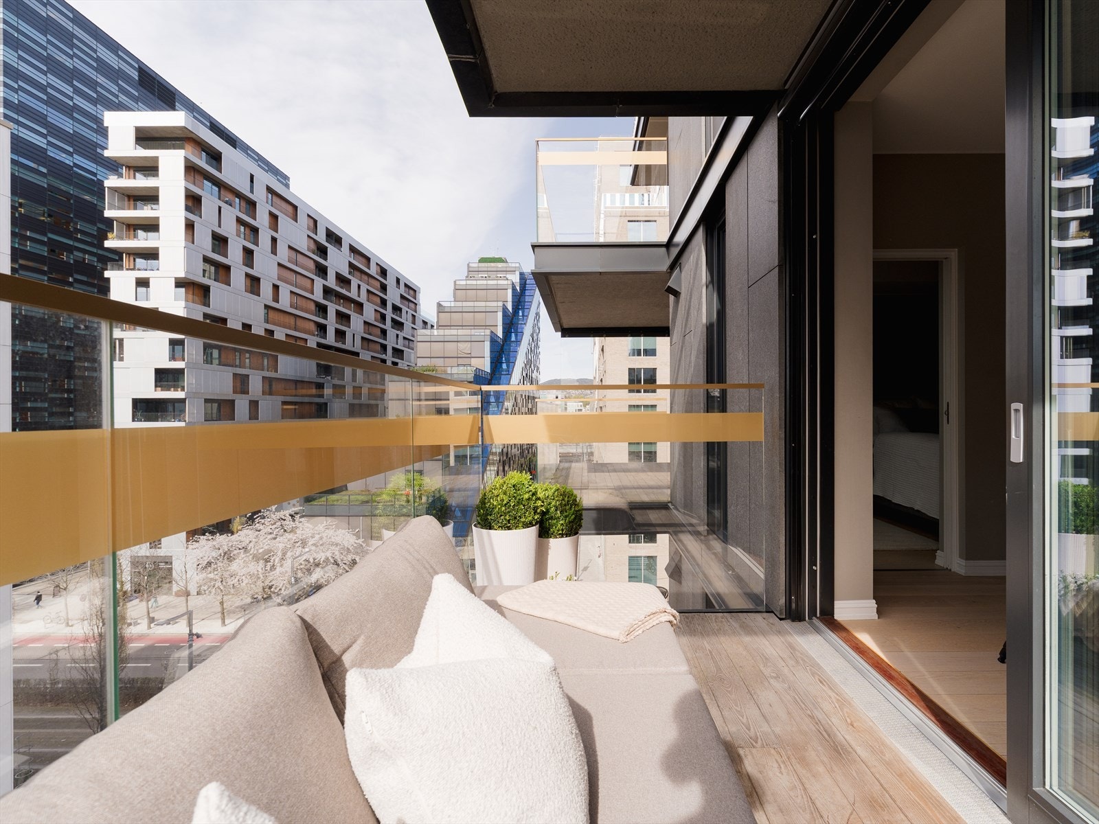 Balkongen blir en naturlig forlengelse av stuen, og rommer god plass til ønsket utemøblement. Galleribilde