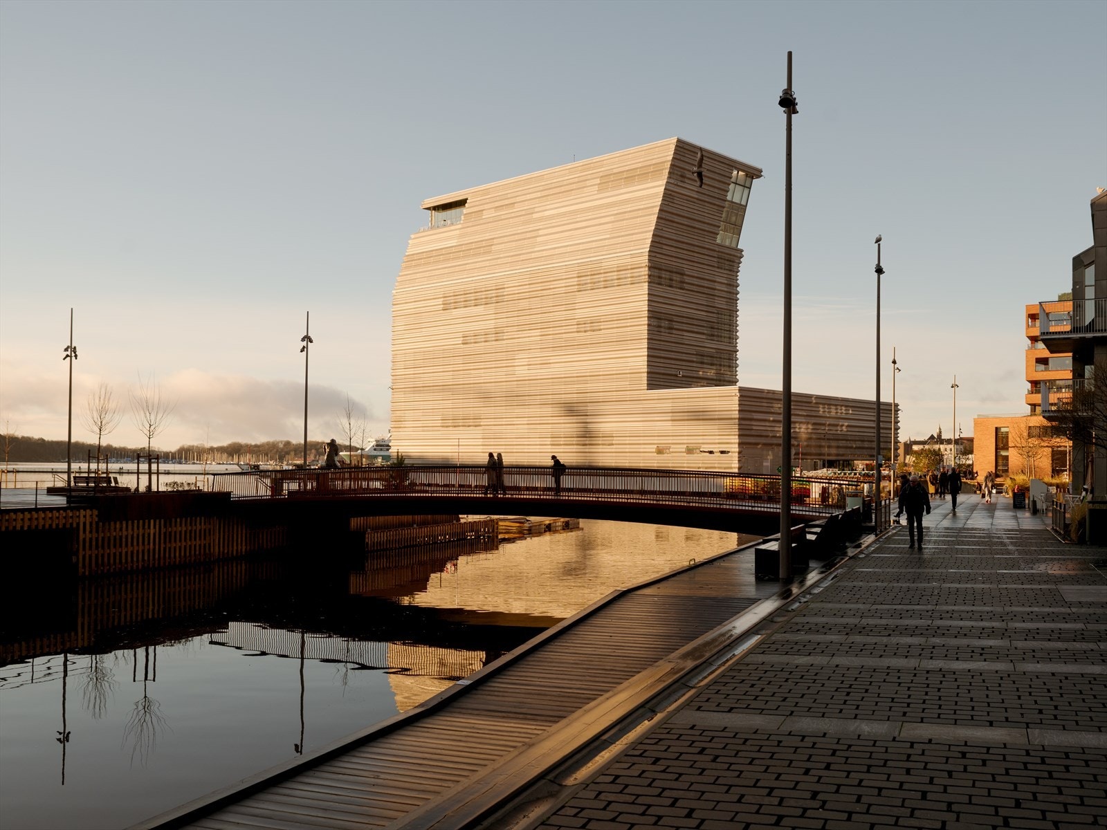 Bjørvika kjennetegnes av høy arealutnyttelse og en variert bygningsstruktur med moderne boliger, næringslokaler, kulturinstitusjoner og attraktive byrom. Galleribilde