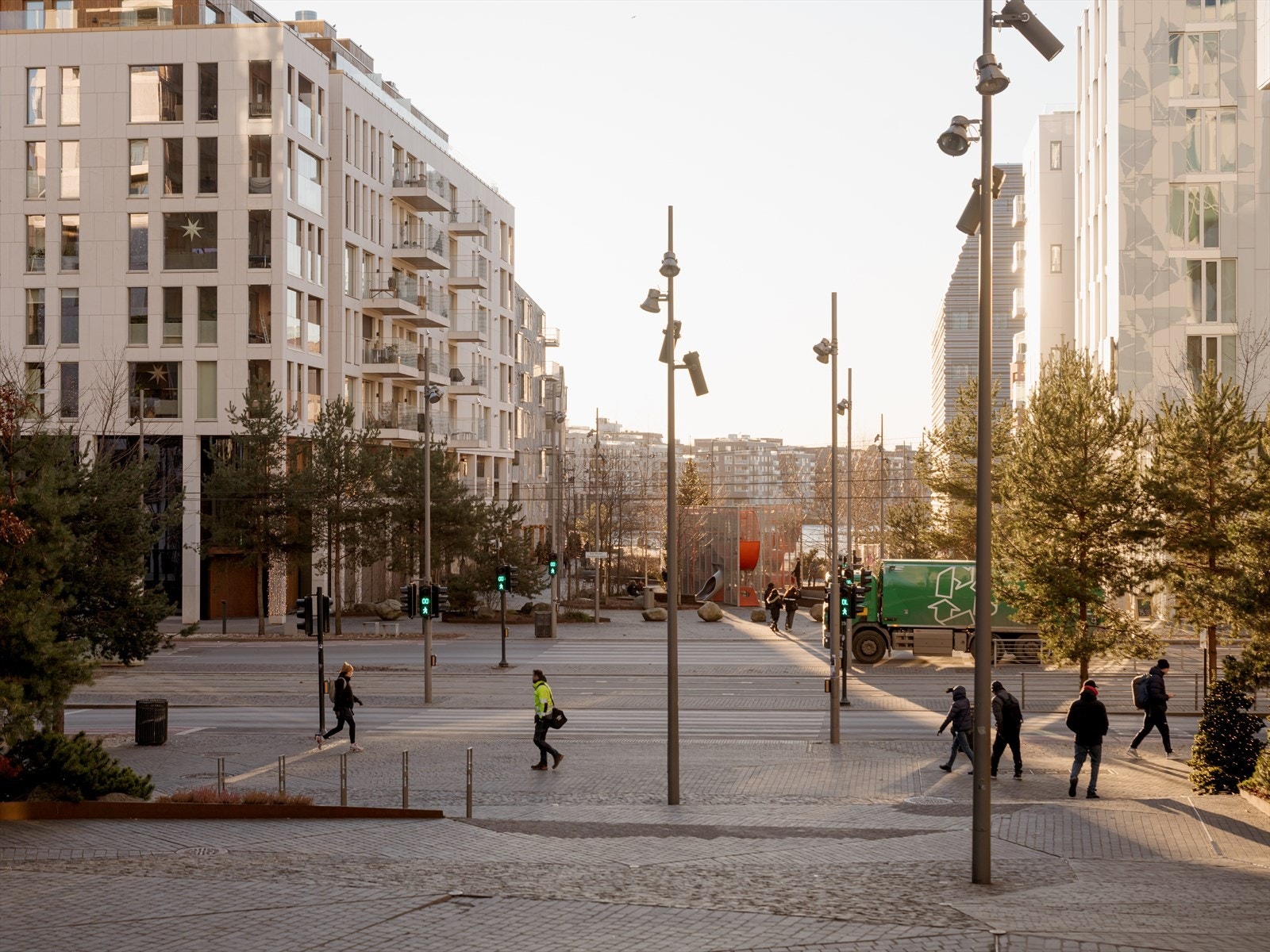 Gode forbindelser med både buss og trikk fra Bjørvika og Middelalderparken i alle retninger .Oslo S og bussterminalen ligger kun få minutters gange unna, med tilgang til tog, flytog, T-bane og buss. Galleribilde