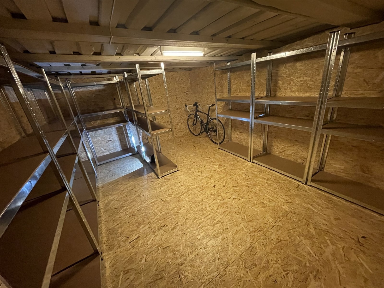 Leiligheten disponerer en stor kjellerbod med et gulvareal på ca. 14,3 kvm, med takhøyde på 1,88 m. Galleribilde
