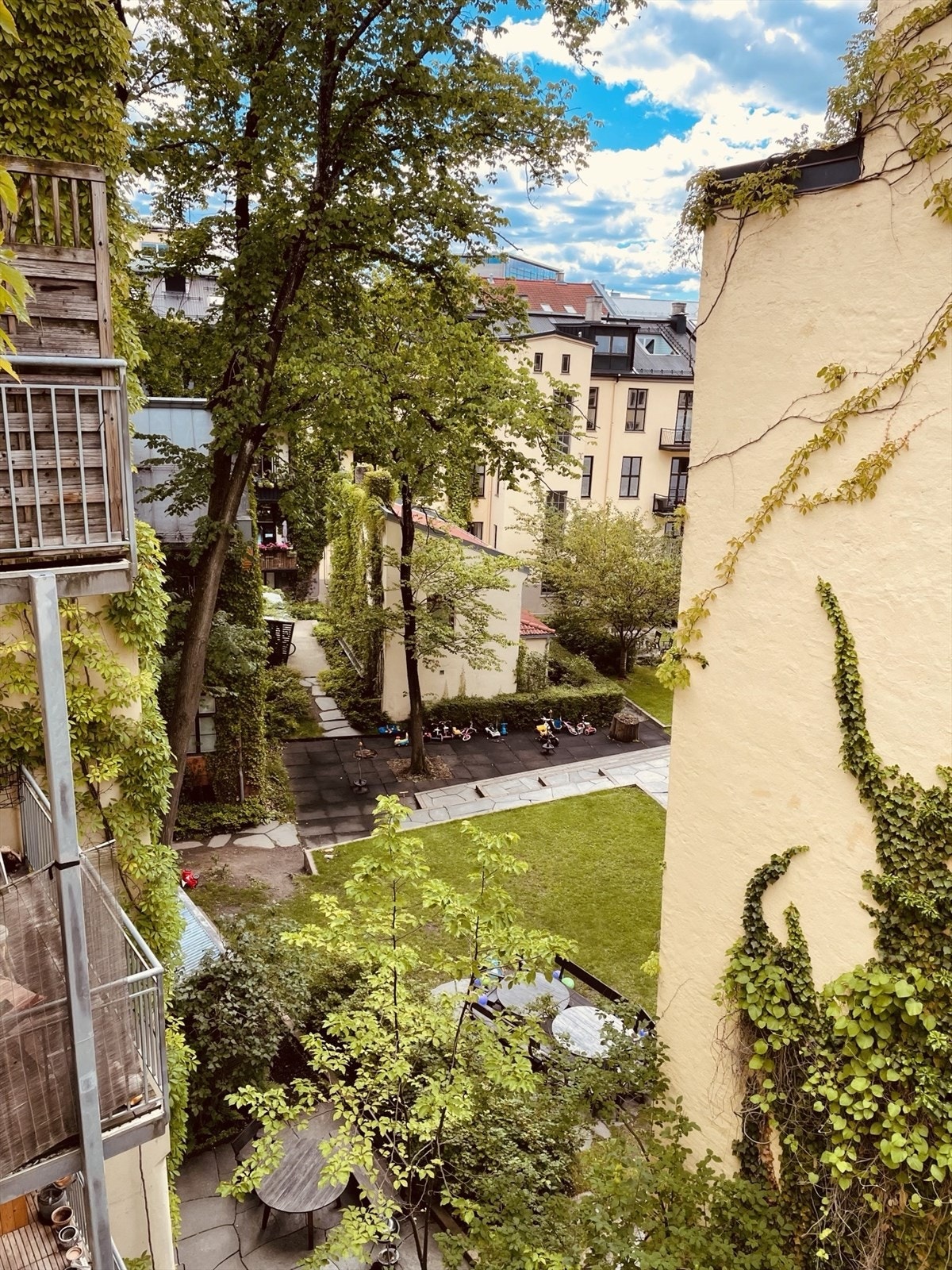 Dett er inngang fra idylliske Zetlitz gate (miljøgate). Sentralt, men skjermet og rolig. Selgers eget bilde. Galleribilde
