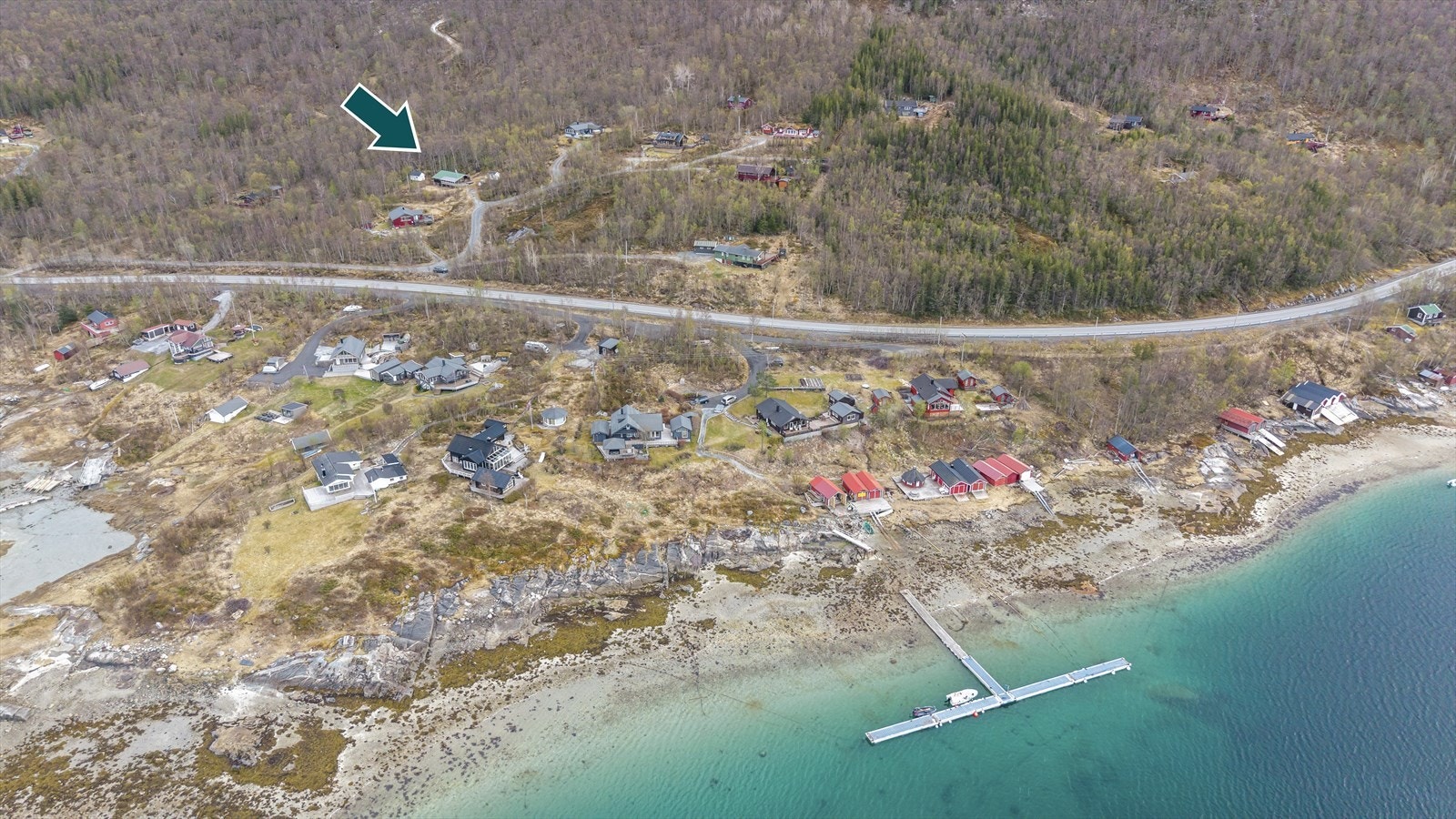 Nede ved sjøen ligger naustene på rekke og rad. Eiendommen har eget naust i en ideell andel i et felles nausttomt. Galleribilde