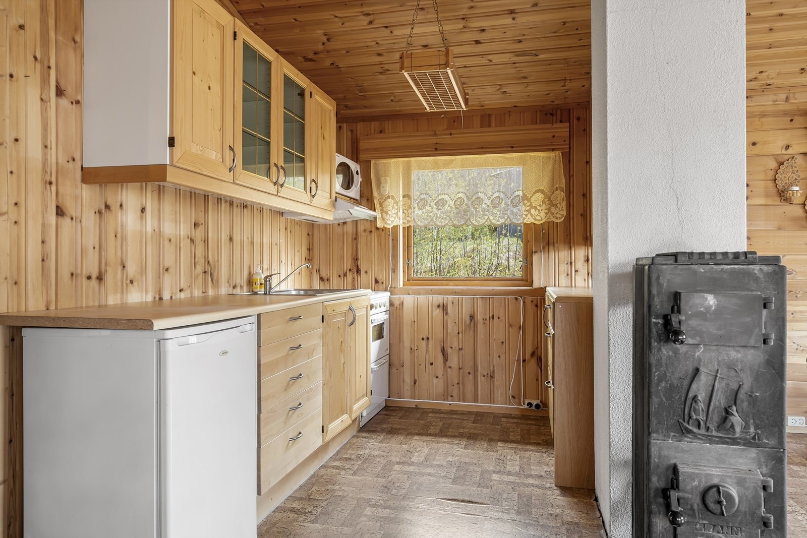 Kjøkkenet har innredning med glatte og profilerte fronter, og laminat benkeplate. Galleribilde