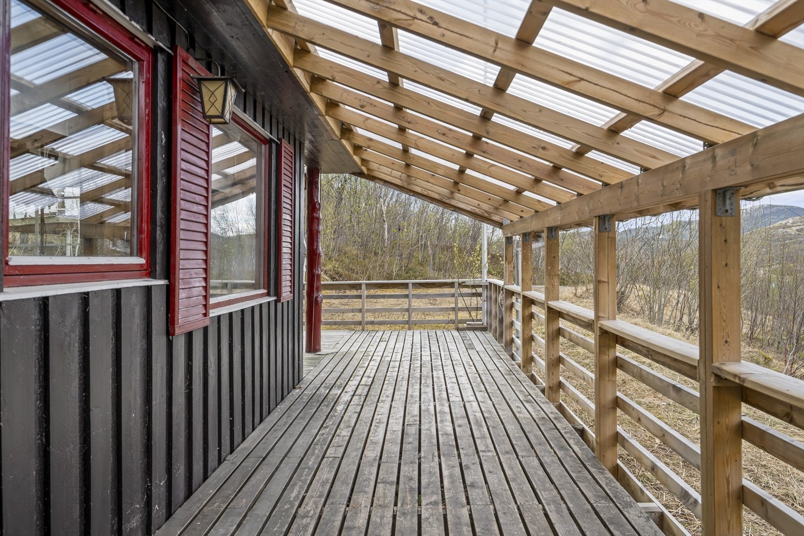 Den overbygde delen av altanen gir ly for vær og vind. Galleribilde