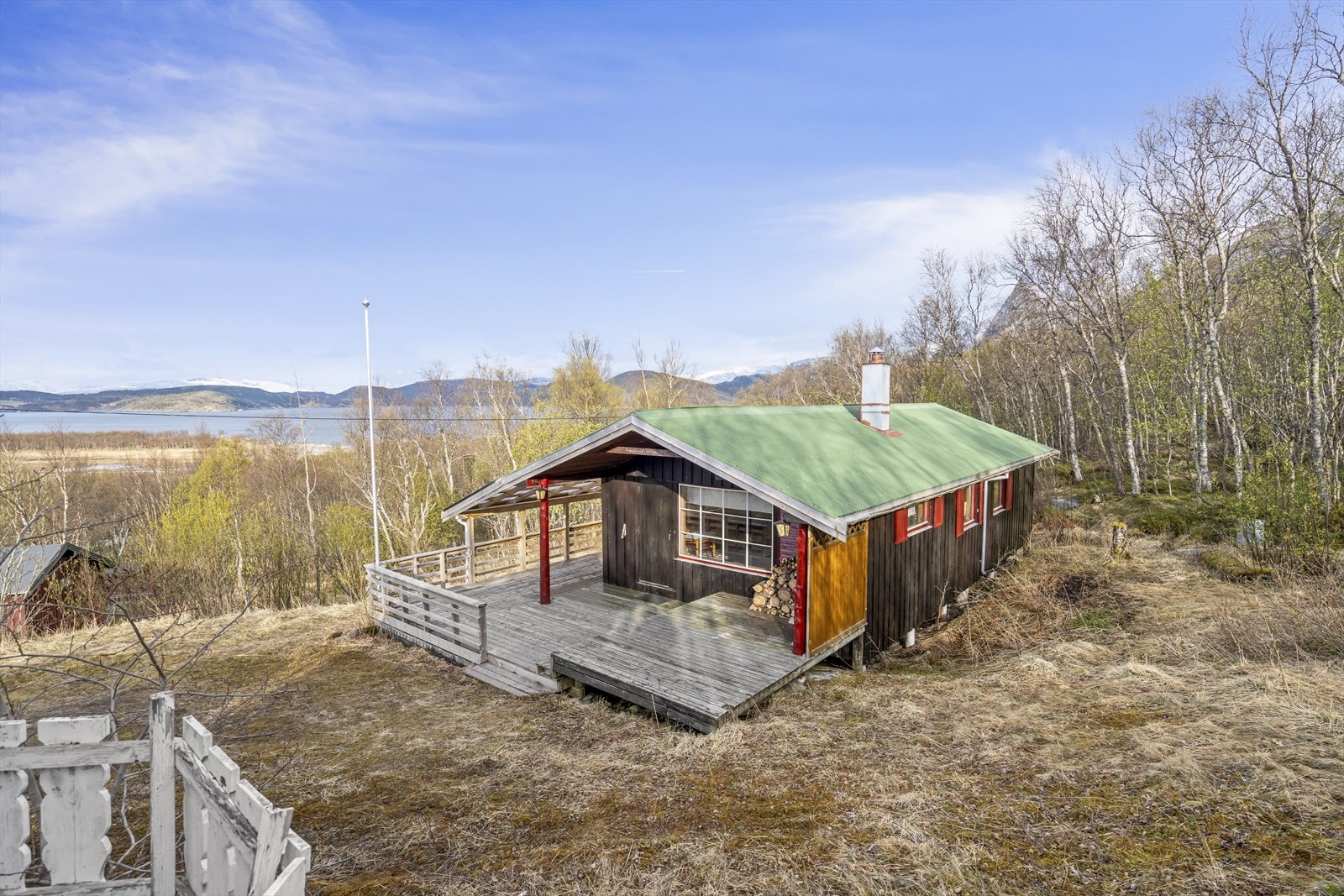 Den store altanen på 40 m² er delvis overbygget og gir rikelig med plass for utemøbler og rekreasjon. Galleribilde