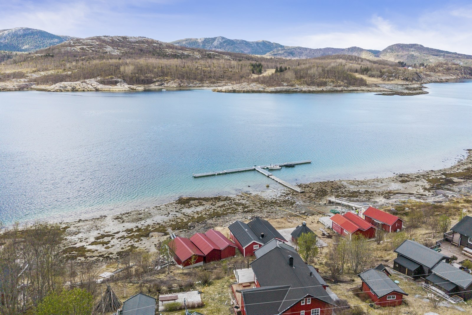 Valnes gjestehavn ligger kun 2 kilometer unna og har servicetilbud i sjøkanten. Galleribilde
