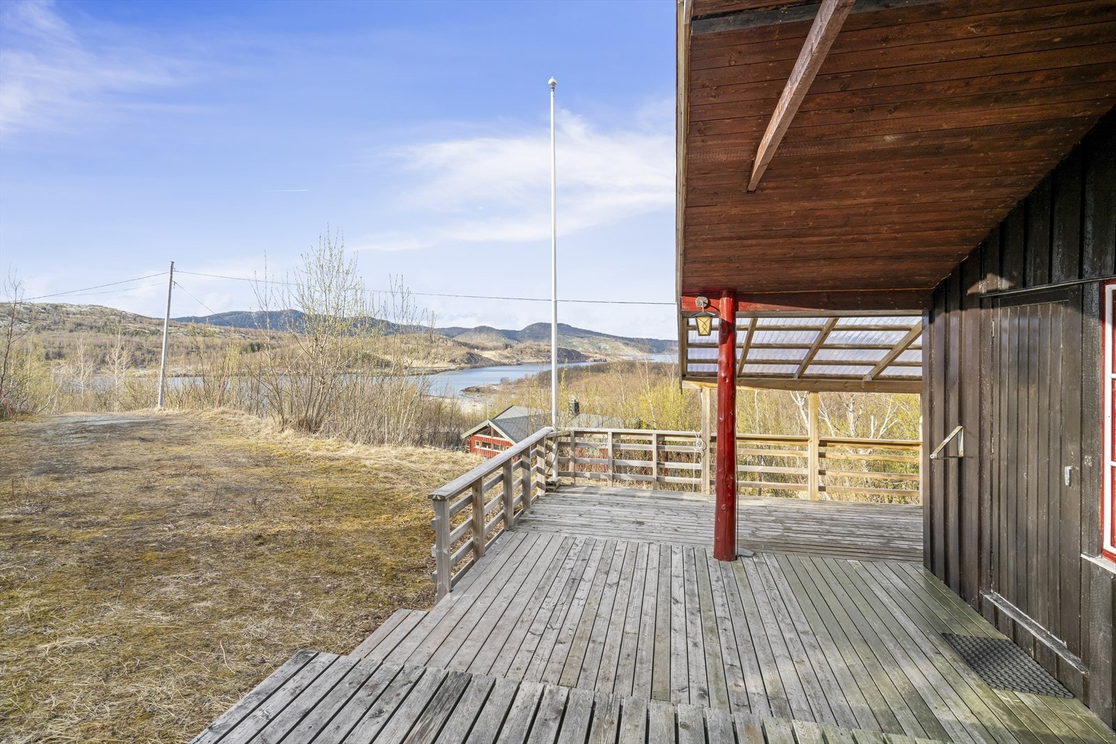 Fra altanen er det utsikt mot sjøen og omkringliggende natur. Galleribilde