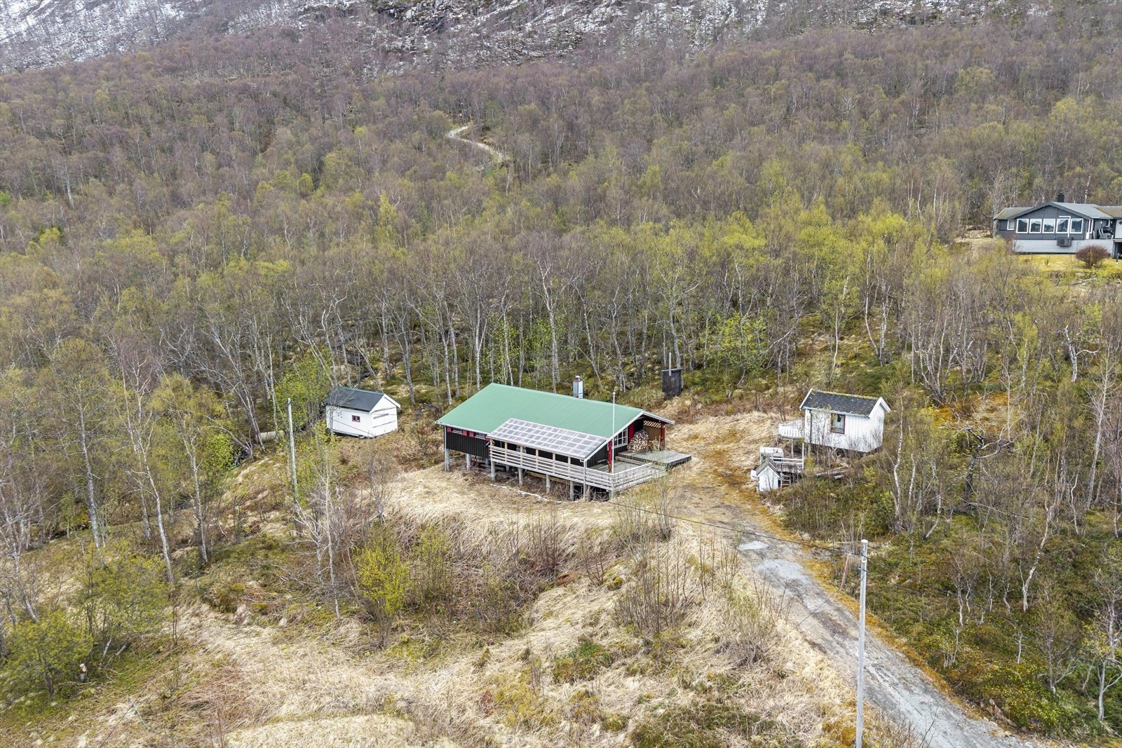 Eiendommen har en fredelig beliggenhet i et veletablert hytteområde. Organisert brøyting vinterstid. Galleribilde