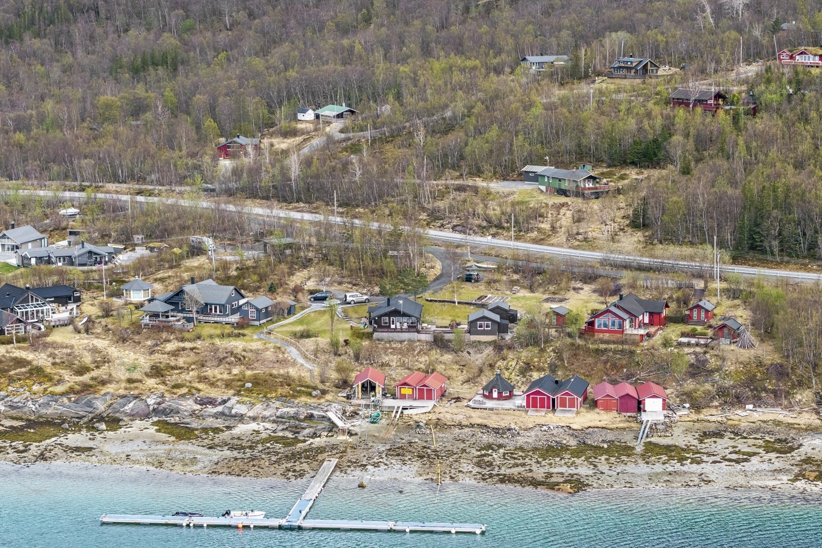 Til Bodø sentrum er det omtrent 40 minutters kjøring, noe som gir en komfortabel avstand til byens fasiliteter. Galleribilde