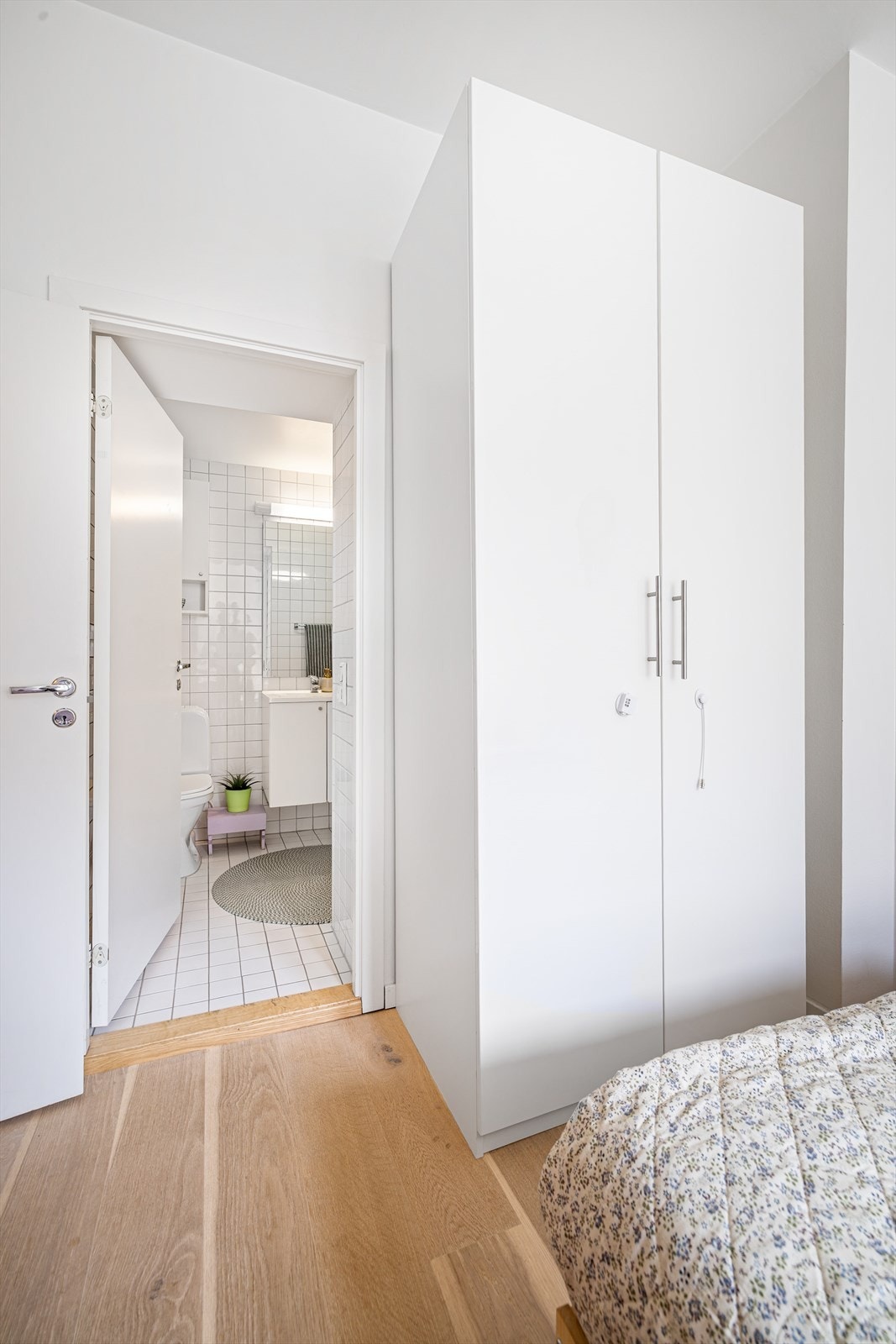 Fra soverommet er det direkte inngang til badet Galleribilde
