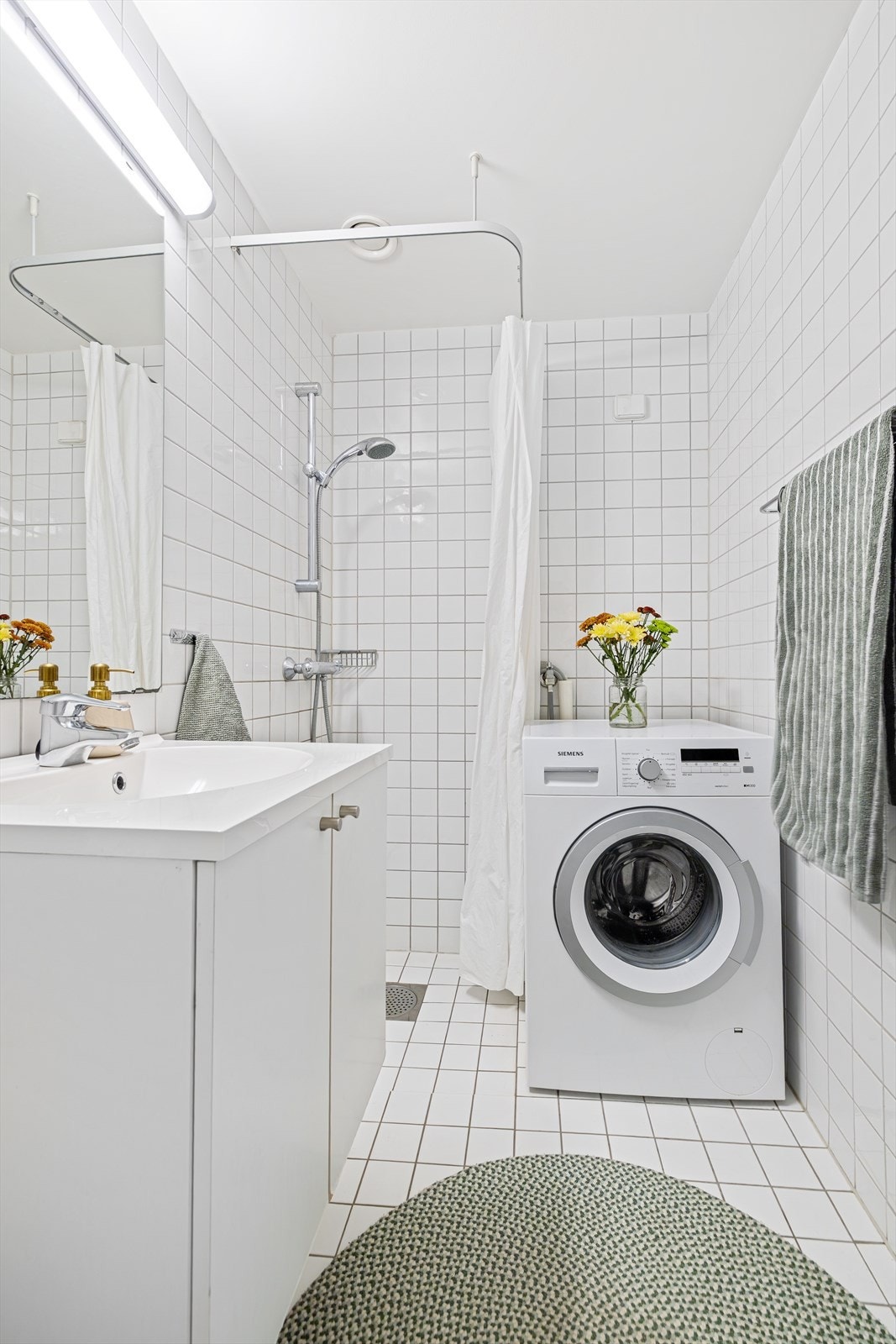 Badet har elektriske varmekabler i gulv og mekanisk avtrekk Galleribilde