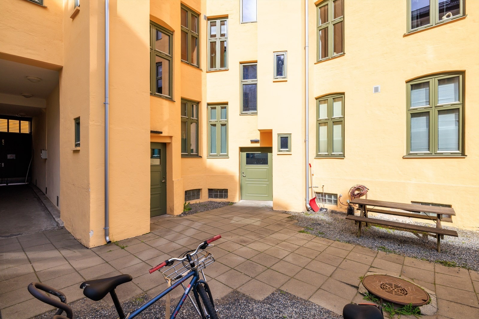 Opparbeidet bakgård med sittemuligheter for beboerne Galleribilde