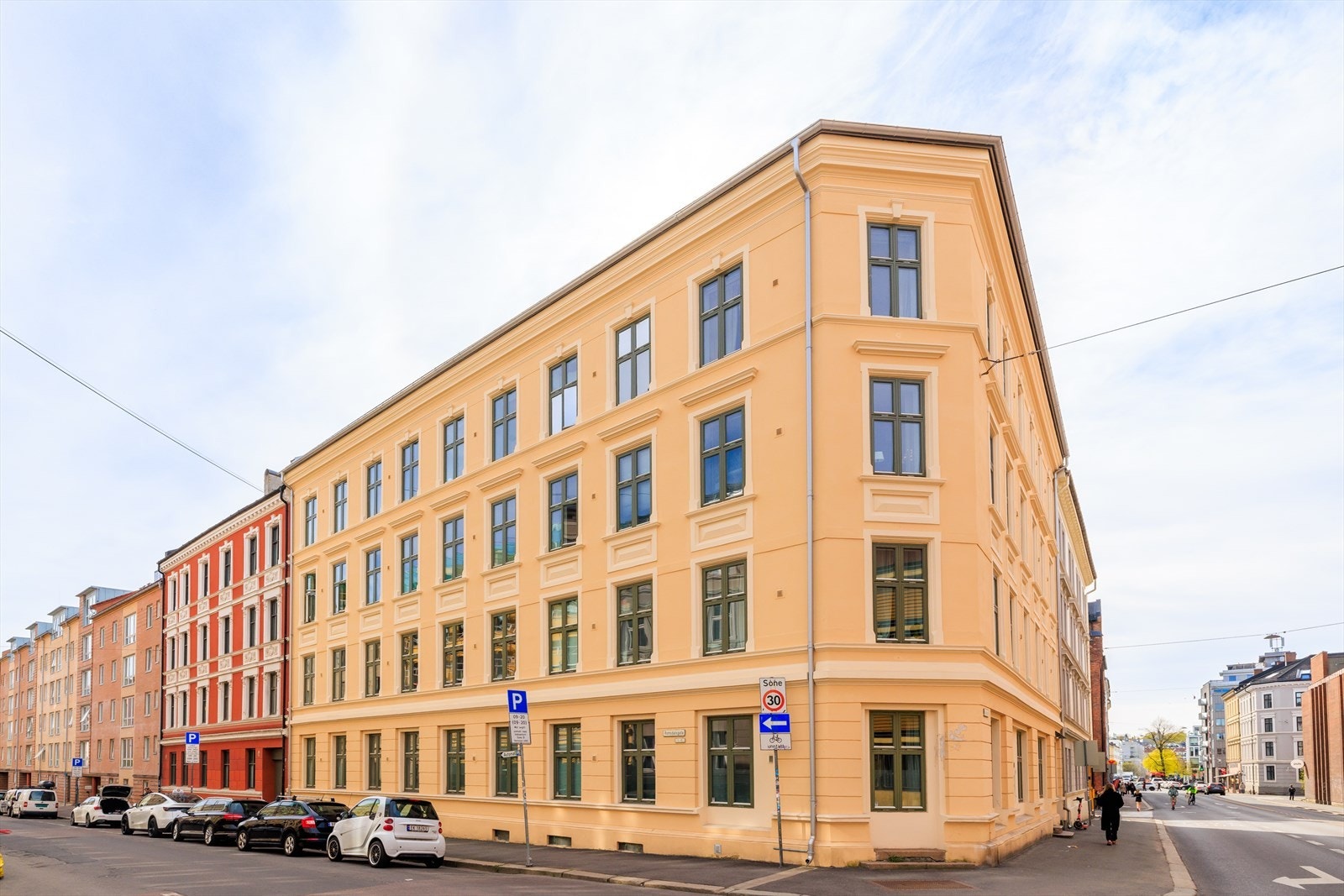 Eiendommen har malt pusset fasade mot Sannergata og ligger i et etablert bygårdsmiljø. Fasase og tak ble total reabilitert i 2023 Galleribilde
