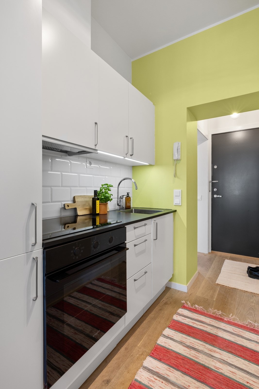 Benkesone med nedfelt oppvaskkum og praktisk skapoppbevaring Galleribilde