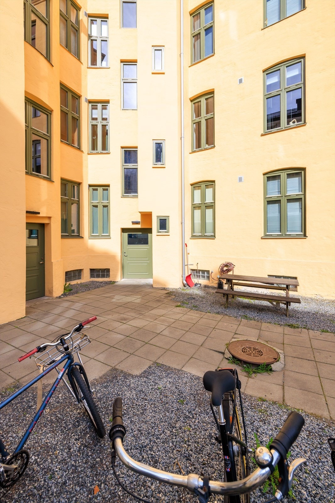Gårdsareal med adkomst til felles inngang og bakgårdsfunksjoner Galleribilde