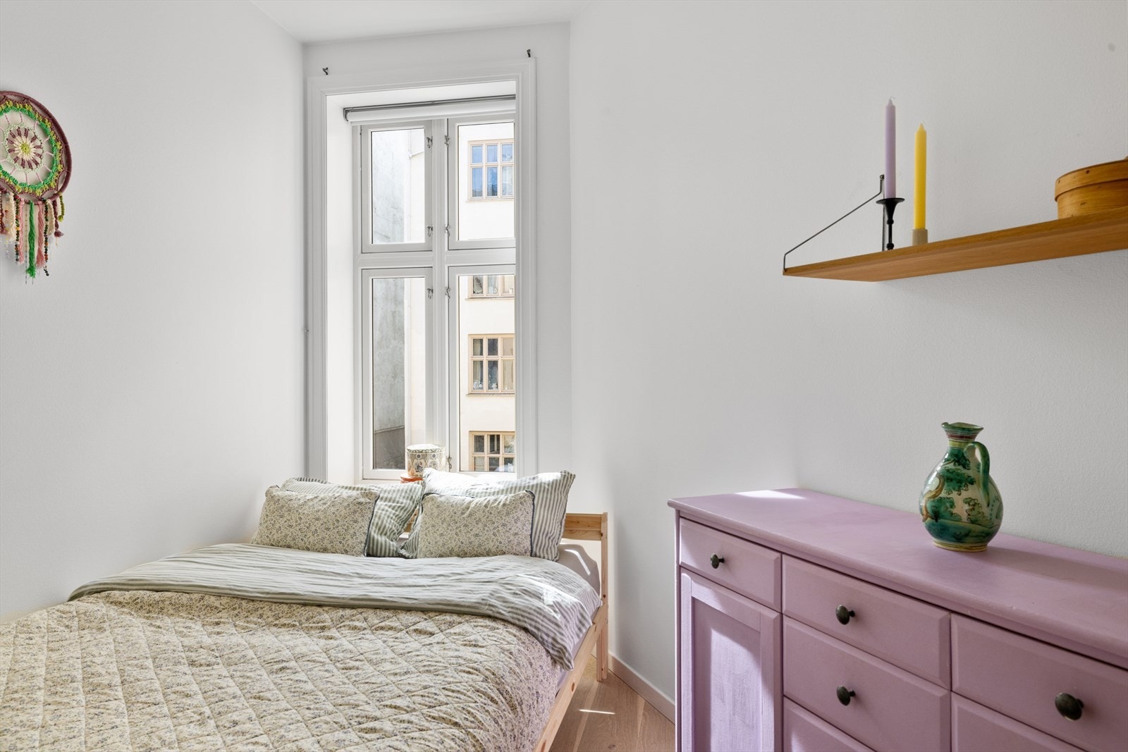 Soverom med vindu, plass til seng og oppbevaringsmøbel Galleribilde