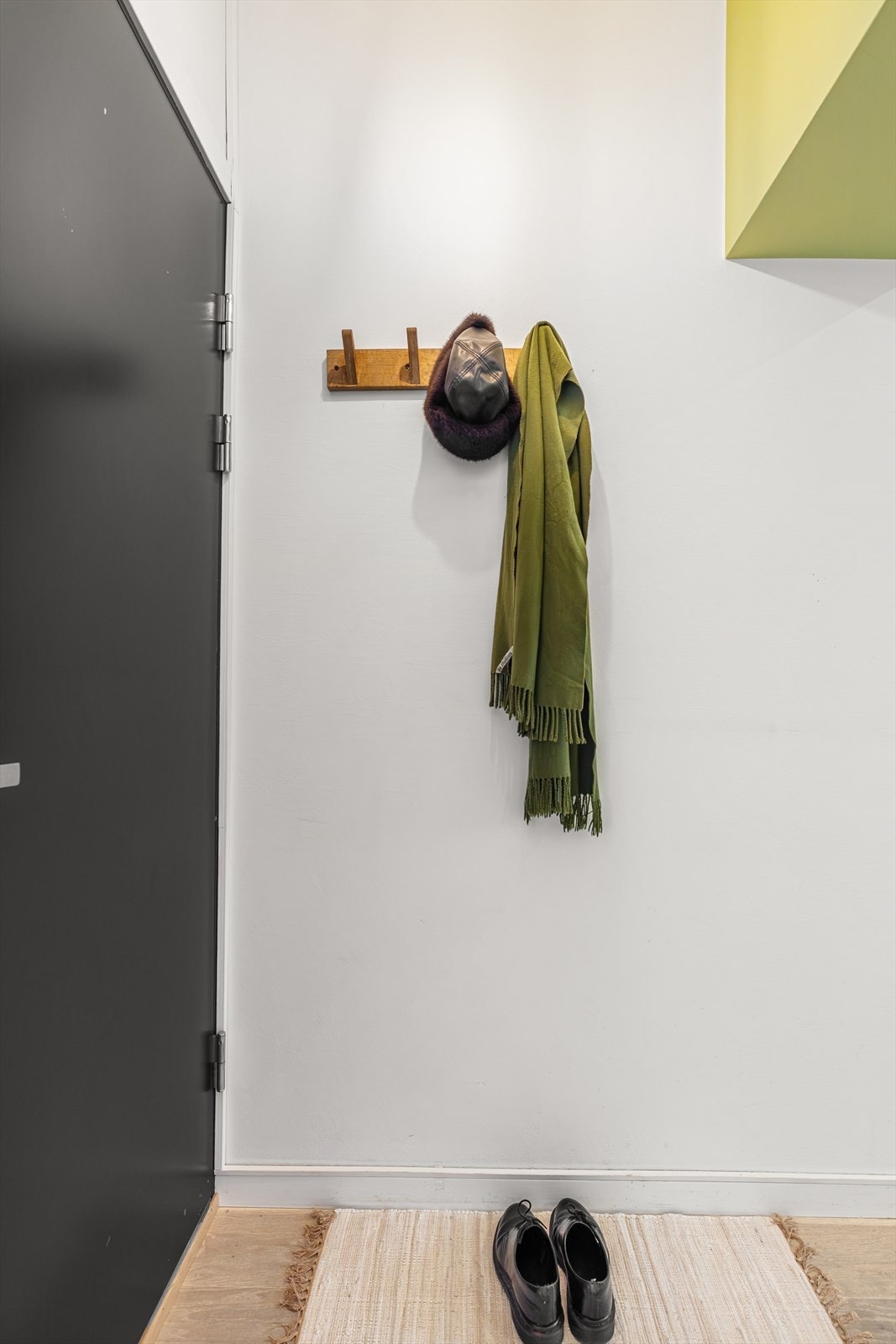 Entré med opphengsmuligheter for yttertøy Galleribilde