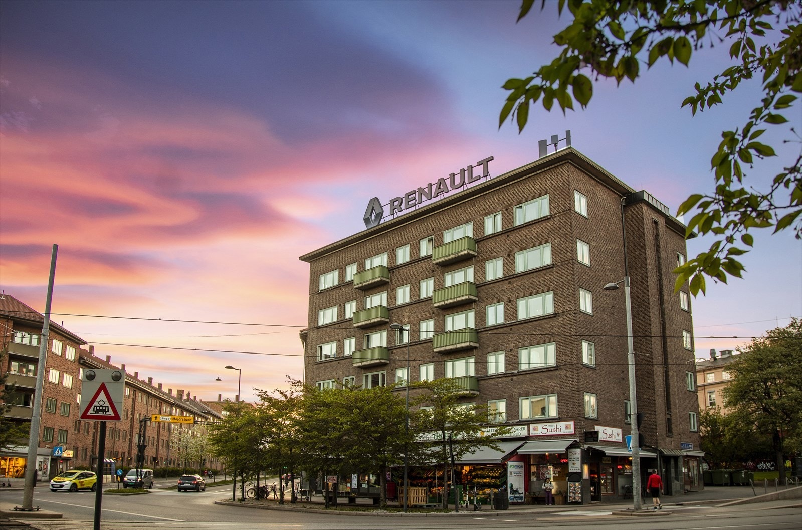 En liten spasertur til Carl Berner med T-bane, trikk og alt av daglige servicetilbud Galleribilde