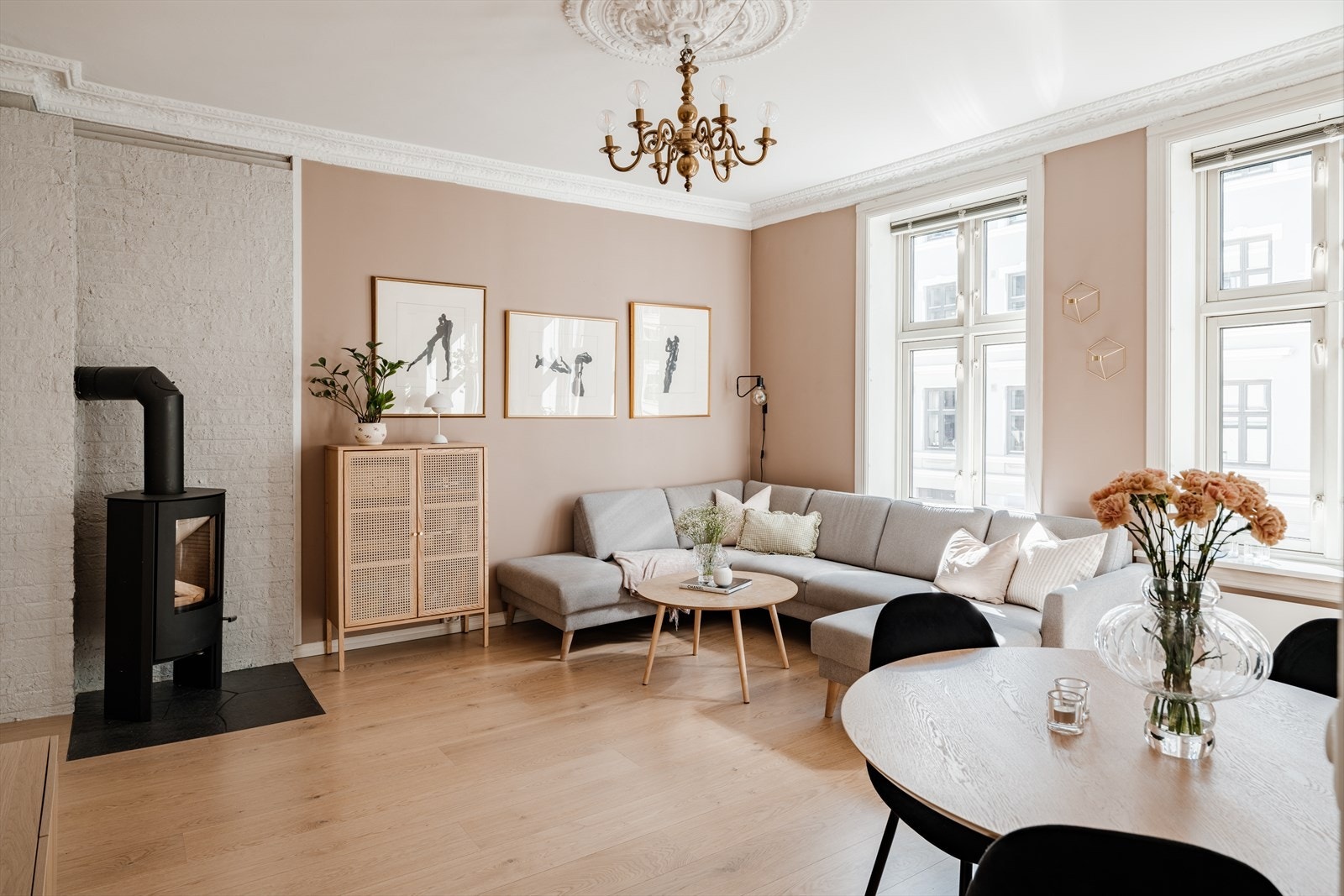 Leiligheten ligger i 2. etasje og inneholder entré, kjøkken, stue, bad og to soverom. Galleribilde