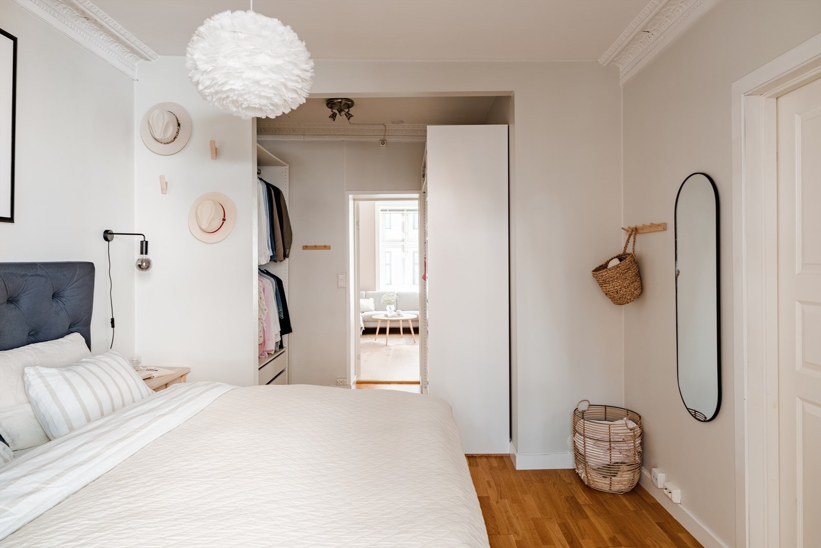 Det er rikelig med lagringsplass i to store garderobeskap. Galleribilde