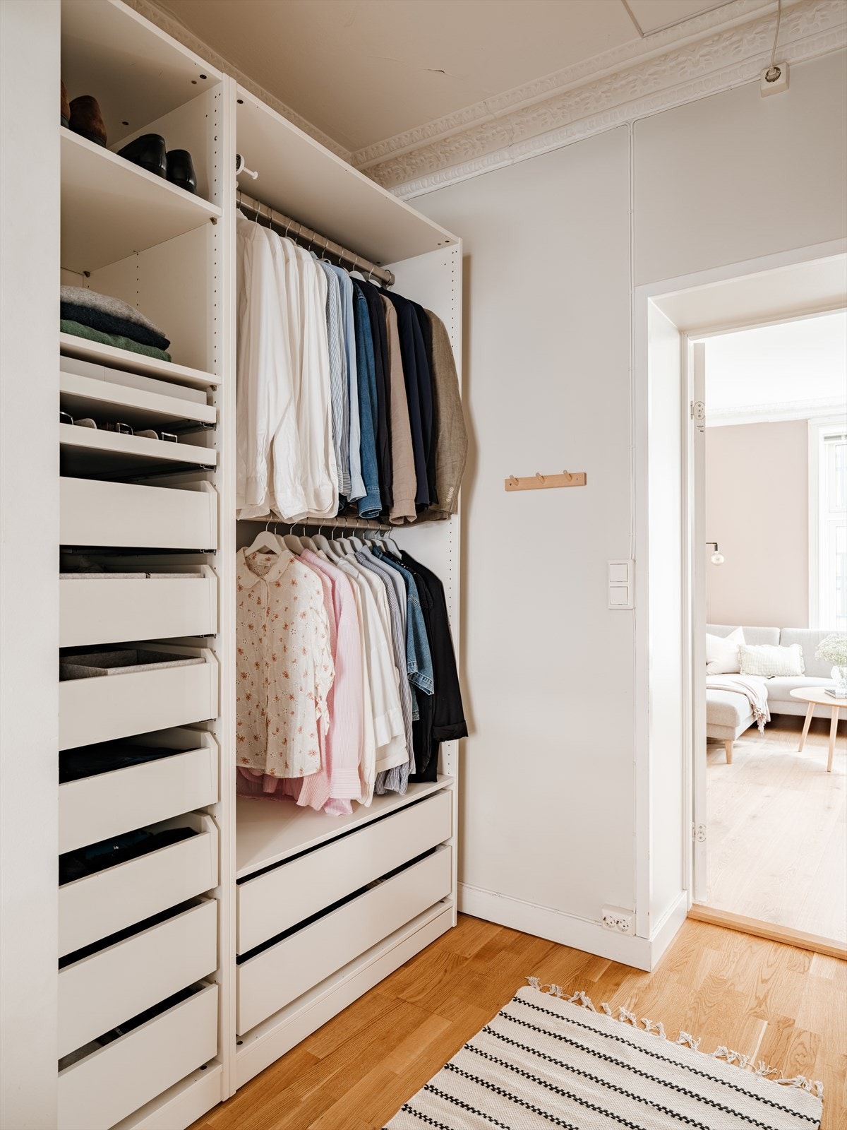 Garderobeløsningen oppleves som eget walk-in closet. Galleribilde