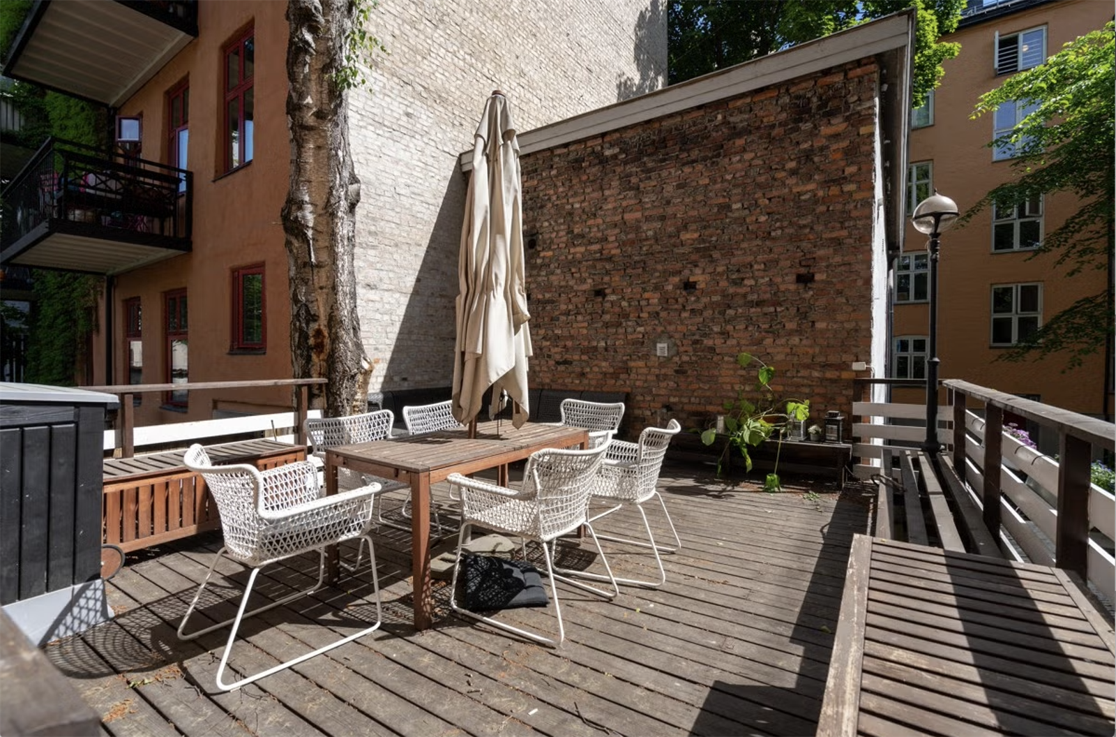 Felles takterrasse i bakgården. Det er felles garasje i bakgården til sykler, barnevogner etc. Galleribilde