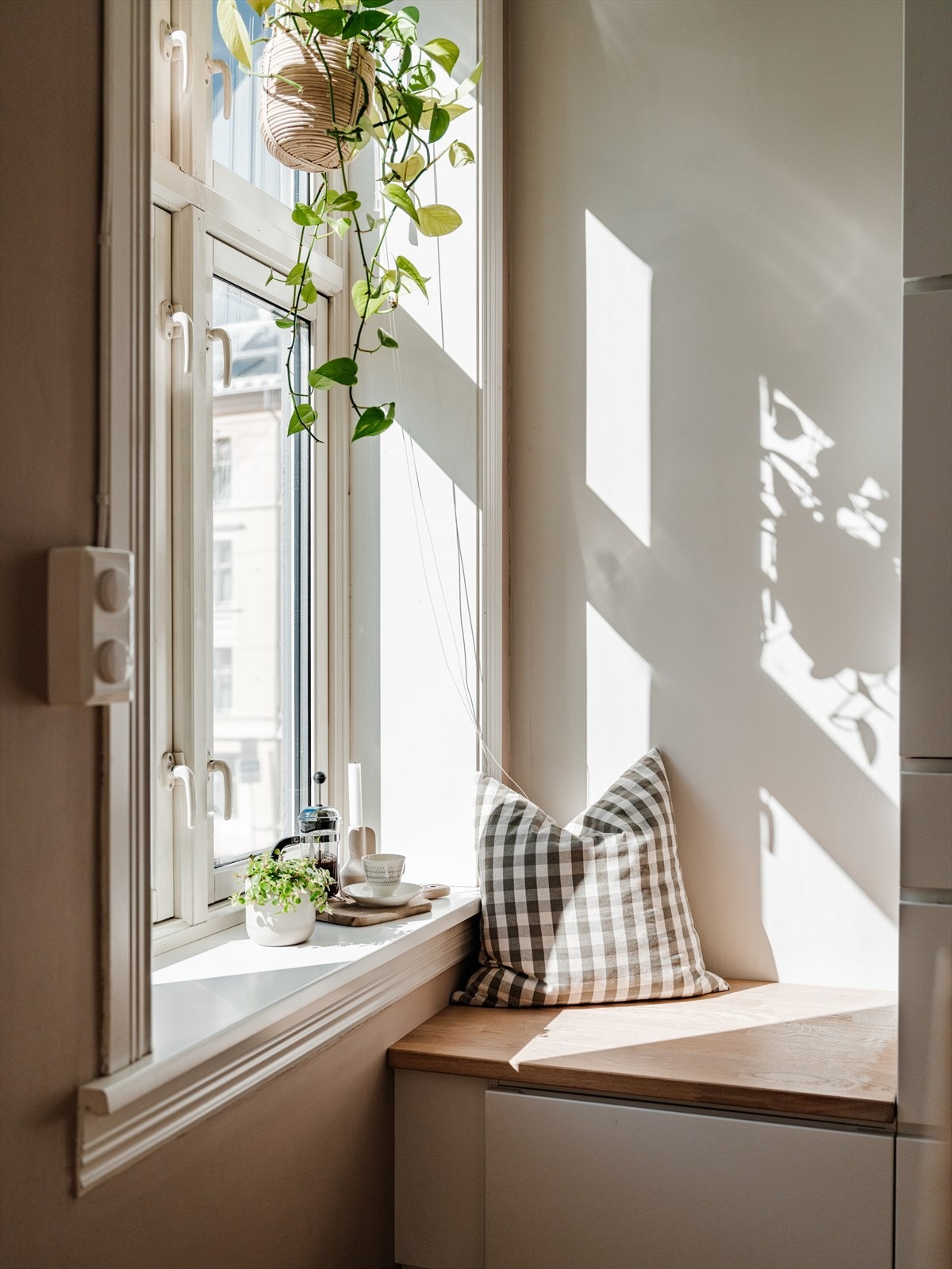 Ved kjøkkenvinduet er det en hyggelig sittekrok. Kroken har morgensol i sommerhalvåret. Galleribilde