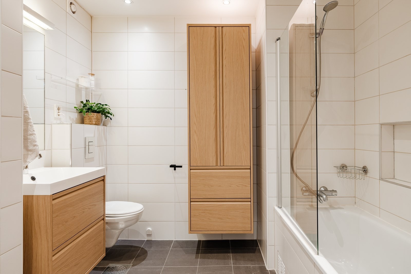Delikat baderom pusset opp i 2011, og oppgradert med ny innredning i 2026. Badet har tidløse farge- og materialvalg med flislagte overflater, behagelig gulvvarme og downlights i himling. Galleribilde