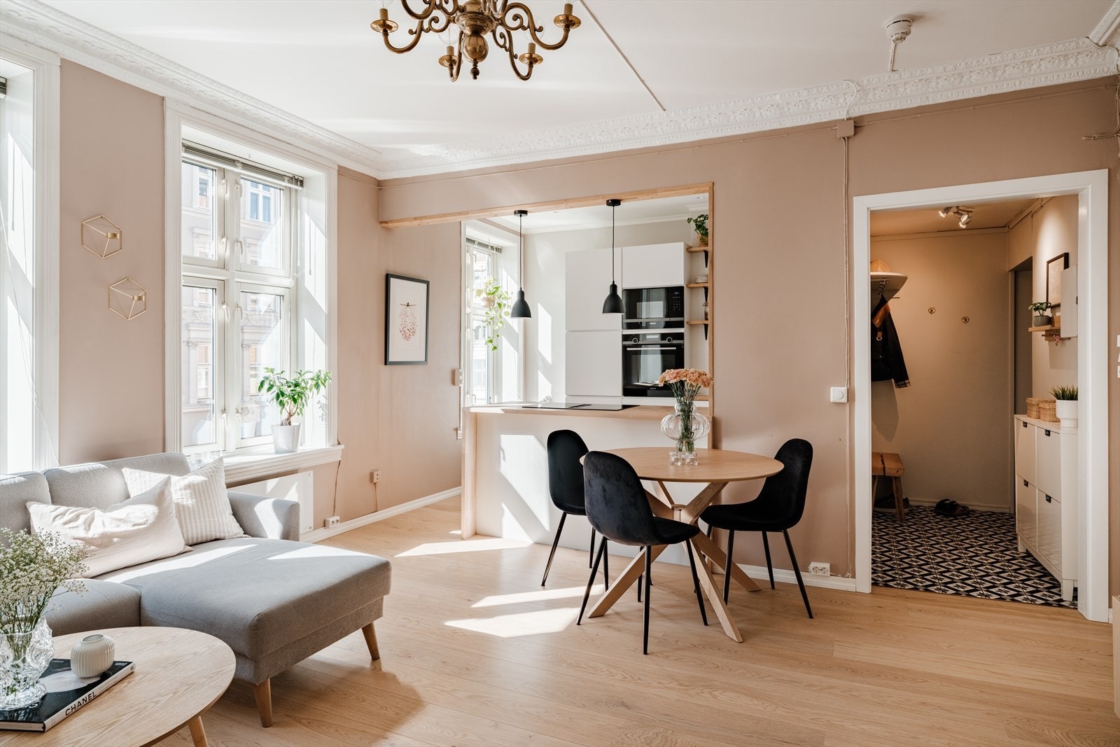 Rommet har en planløsning som gjør det enkelt å innrede, med flere naturlig alternativer. Galleribilde