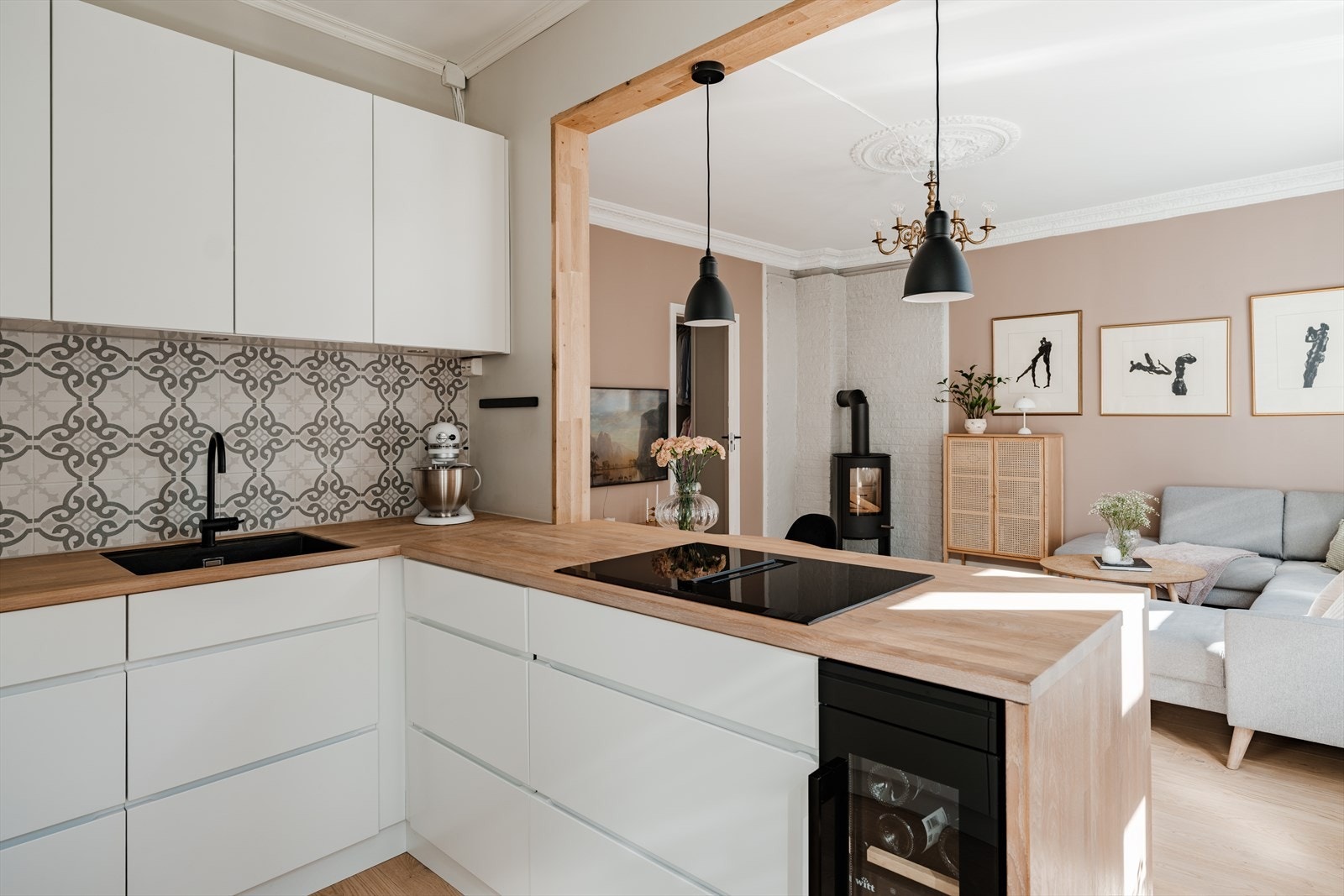 Plassen er utnyttet til det maksimale med rikelig med lagringsplass i benkeskap, overskap og vegghengte hyller. Galleribilde