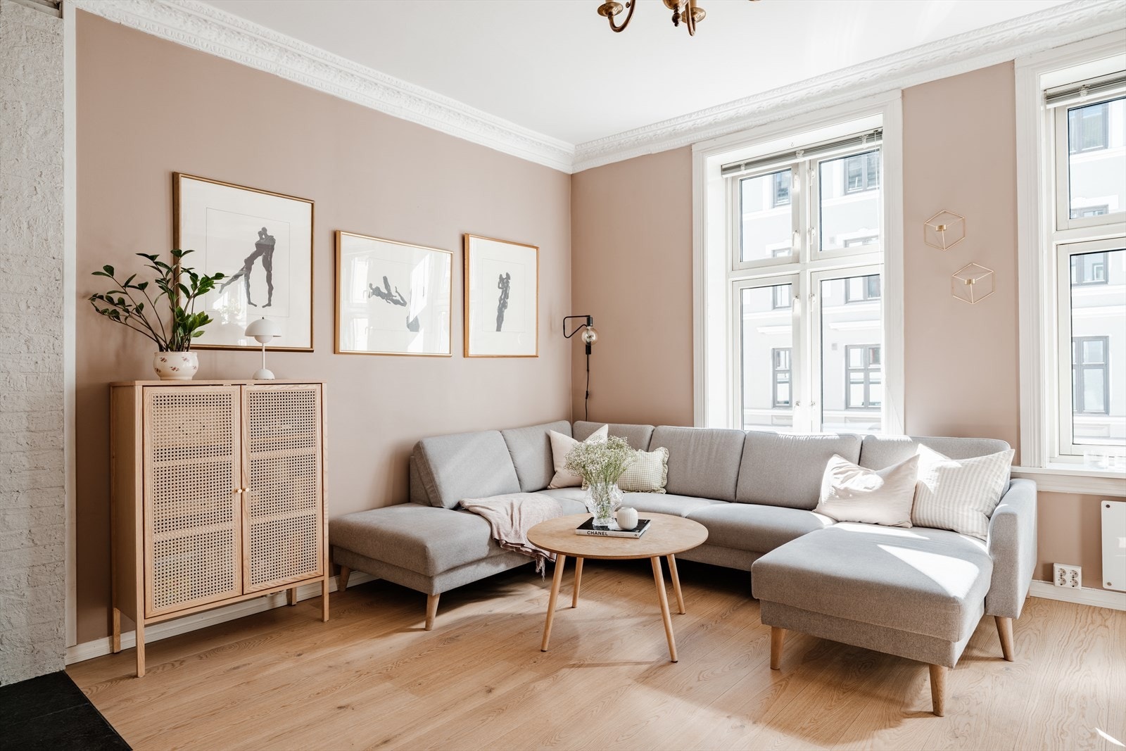I stuen er det rikelig areal til sofagruppe med tilhørende sofabord og tv-møblement. Galleribilde