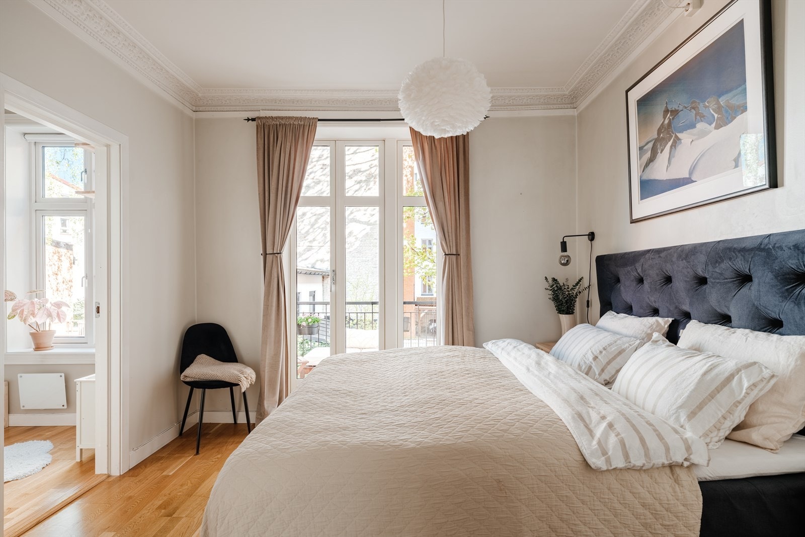 Leiligheten har et stort og innbyende hovedsoverom med god plass til dobbeltseng med nattbord på hver side. Galleribilde