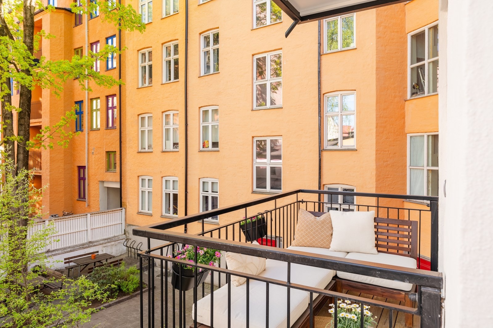 Balkongen har fint utsyn vendt mot sameiets bakgård. Galleribilde