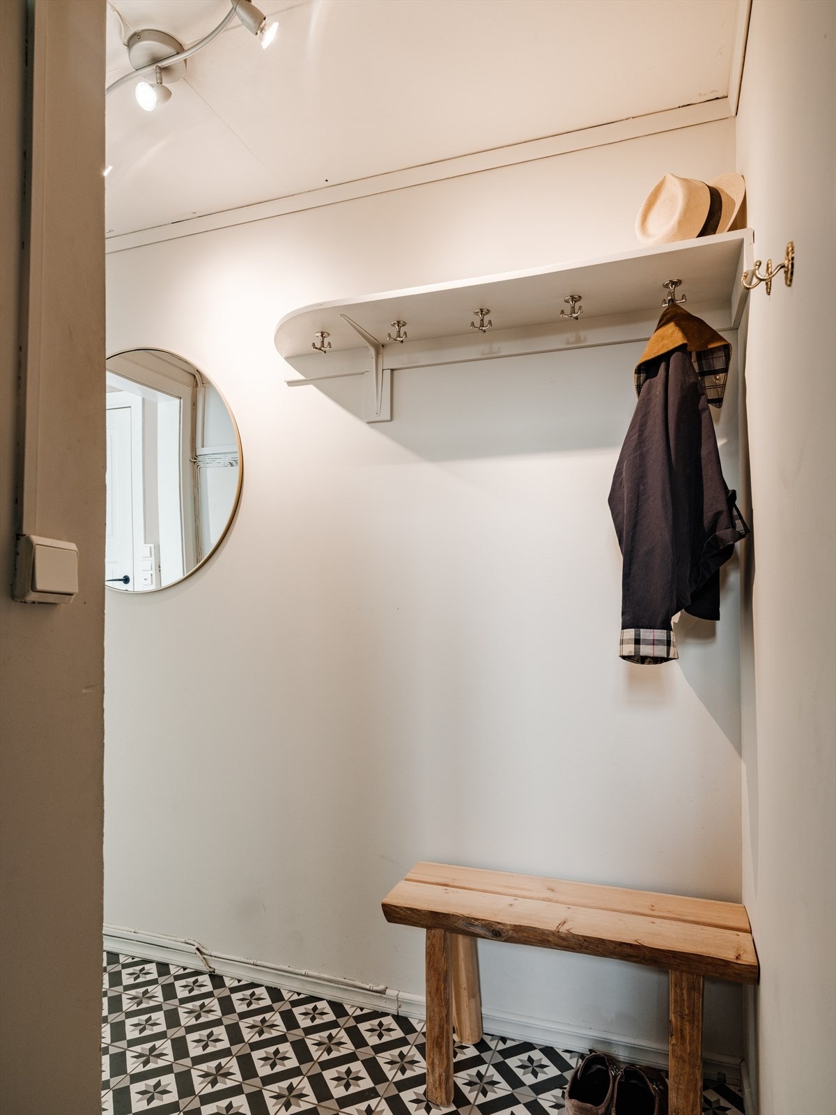 Det er plass til knagger og skohylle for oppbevaring av yttertøy. Galleribilde