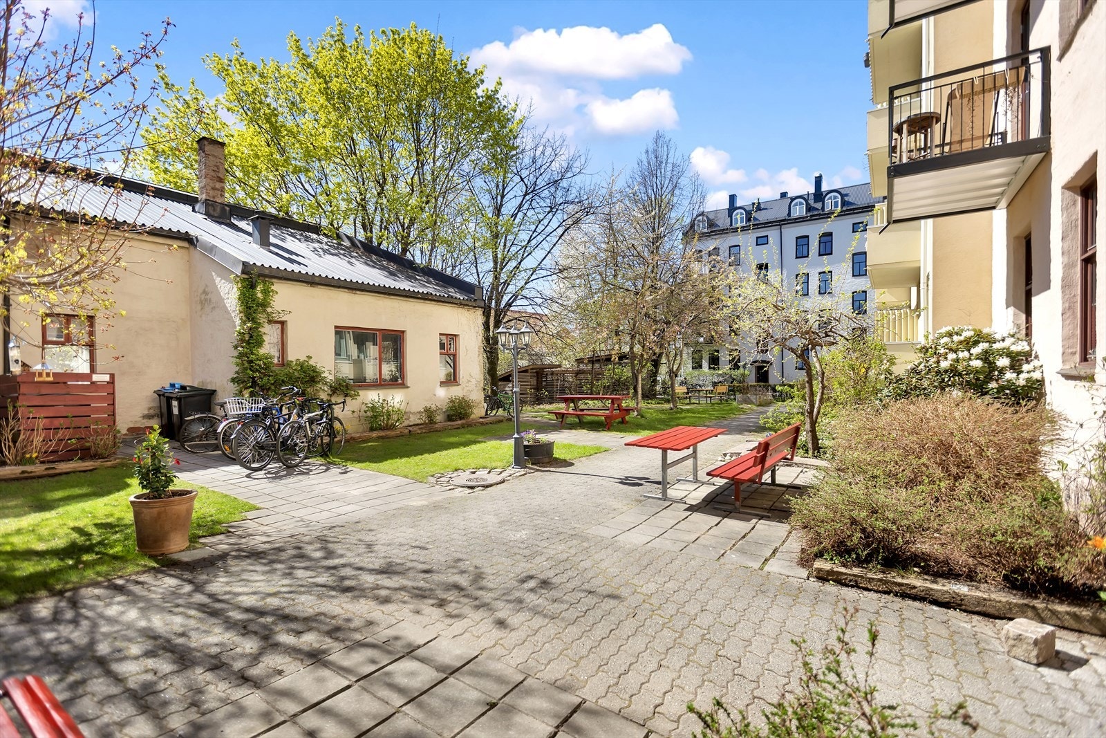 Sameiet har en helt fantastisk bakgård med lekeplass og fine sitteområder. I skumringen blir arealene opplyst av fine utelamper. Galleribilde
