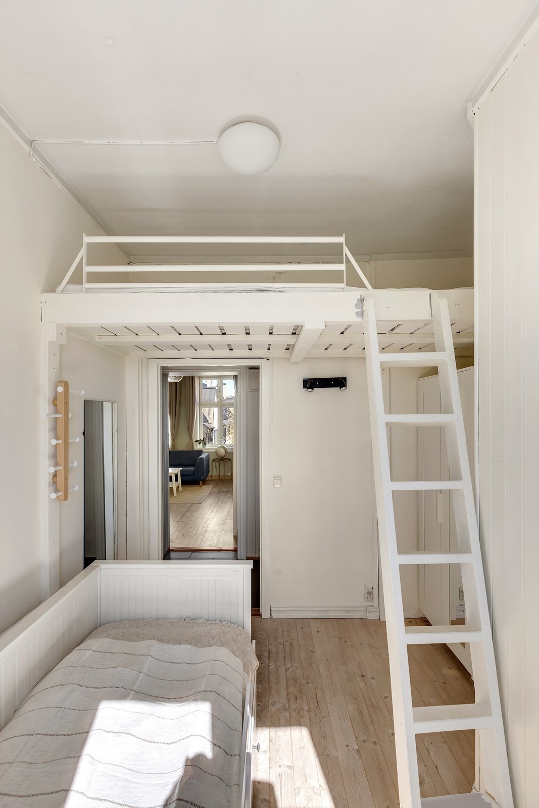 Soverommet har en plassbygd sengehems. Galleribilde