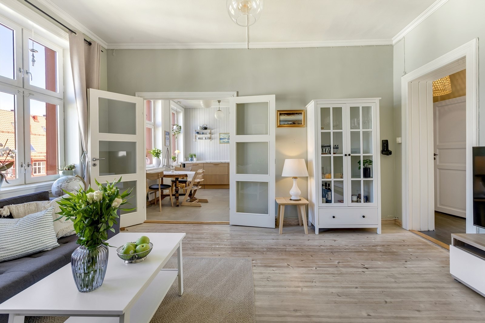 Rommet har overflater som består av flott tregulv og veggene er malt i en harmonisk fargetone. Det er doble fløydører mellom kjøkkenet og stuen. Galleribilde
