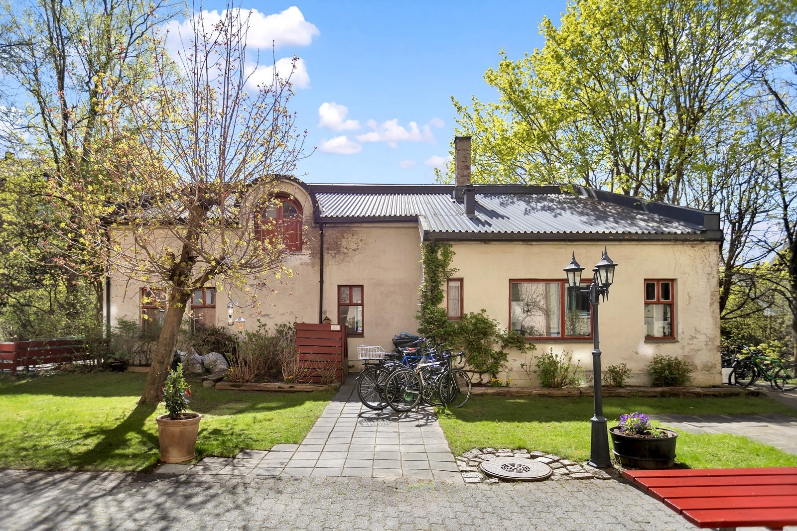 Bakgårdsbygning/stallbygning i bakgården disponeres av Oslo kommune. Galleribilde