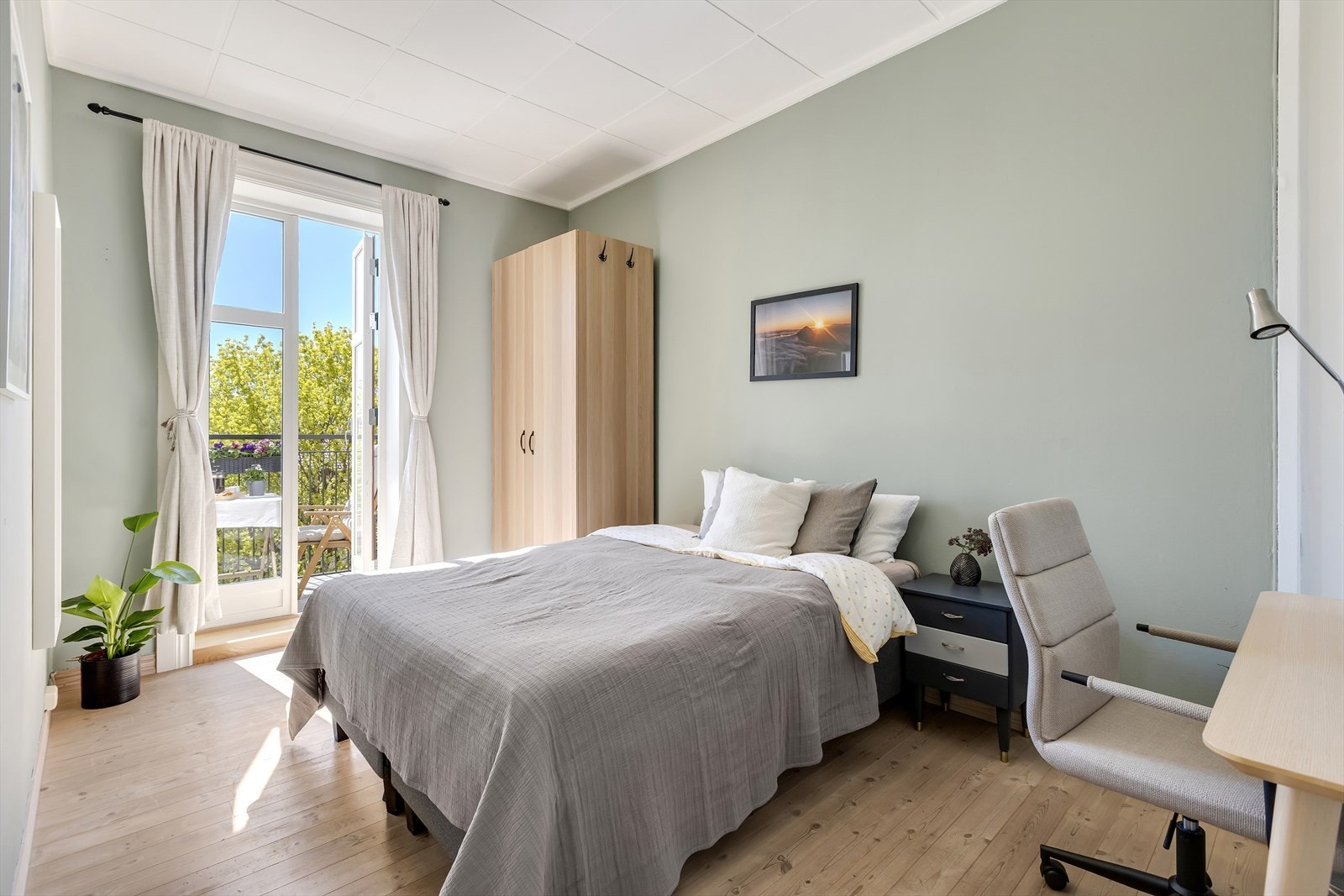 Leiligheten har to gode soverom som vender mot bakgård. Galleribilde